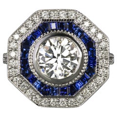 L'anello con diamanti e zaffiri ha un design classico in stile Art Déco.