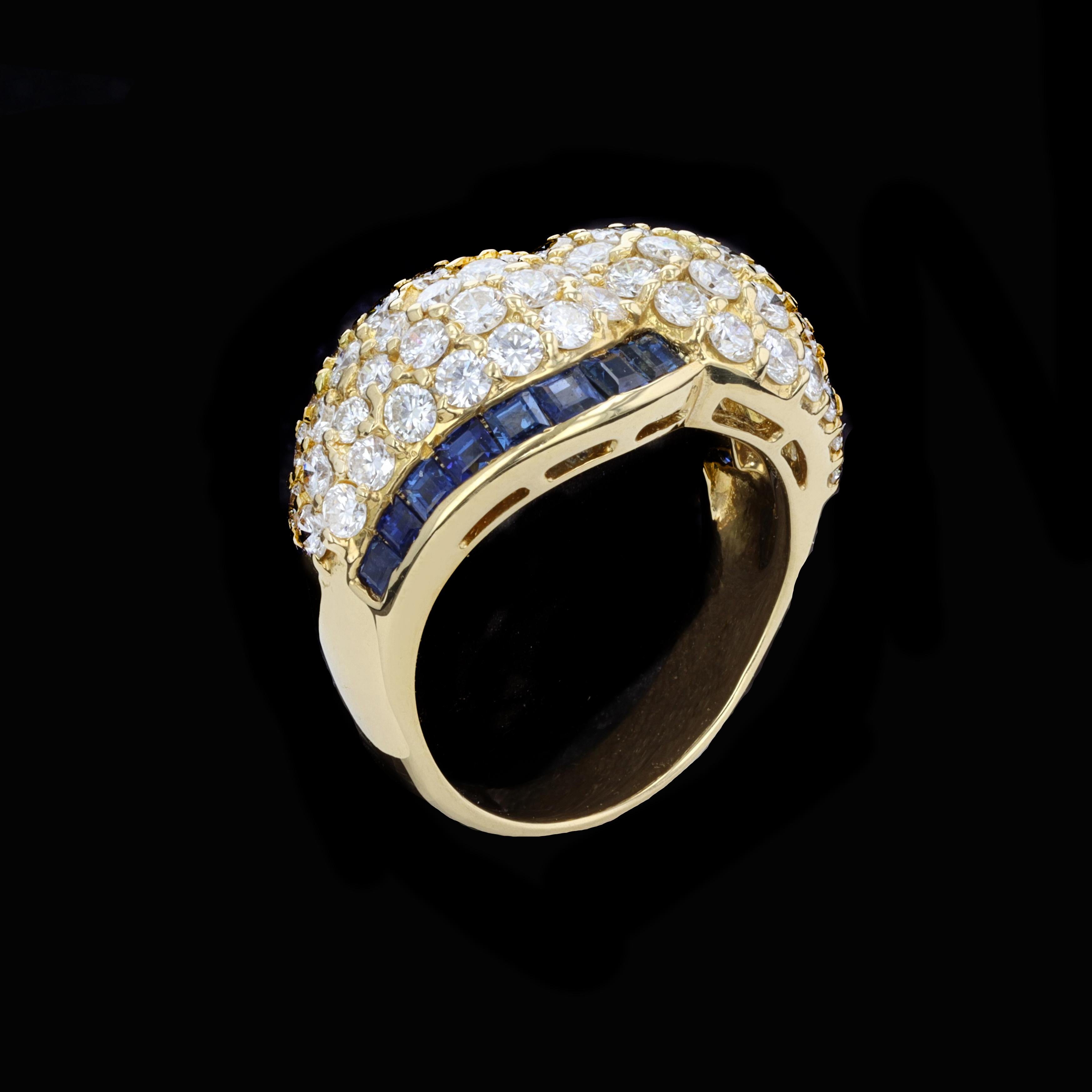 Dieser mit Diamanten besetzte Ring aus 18 Karat Gelbgold hat eine fließende Form und ist an den Rändern mit quadratisch geschliffenen Saphiren verziert.