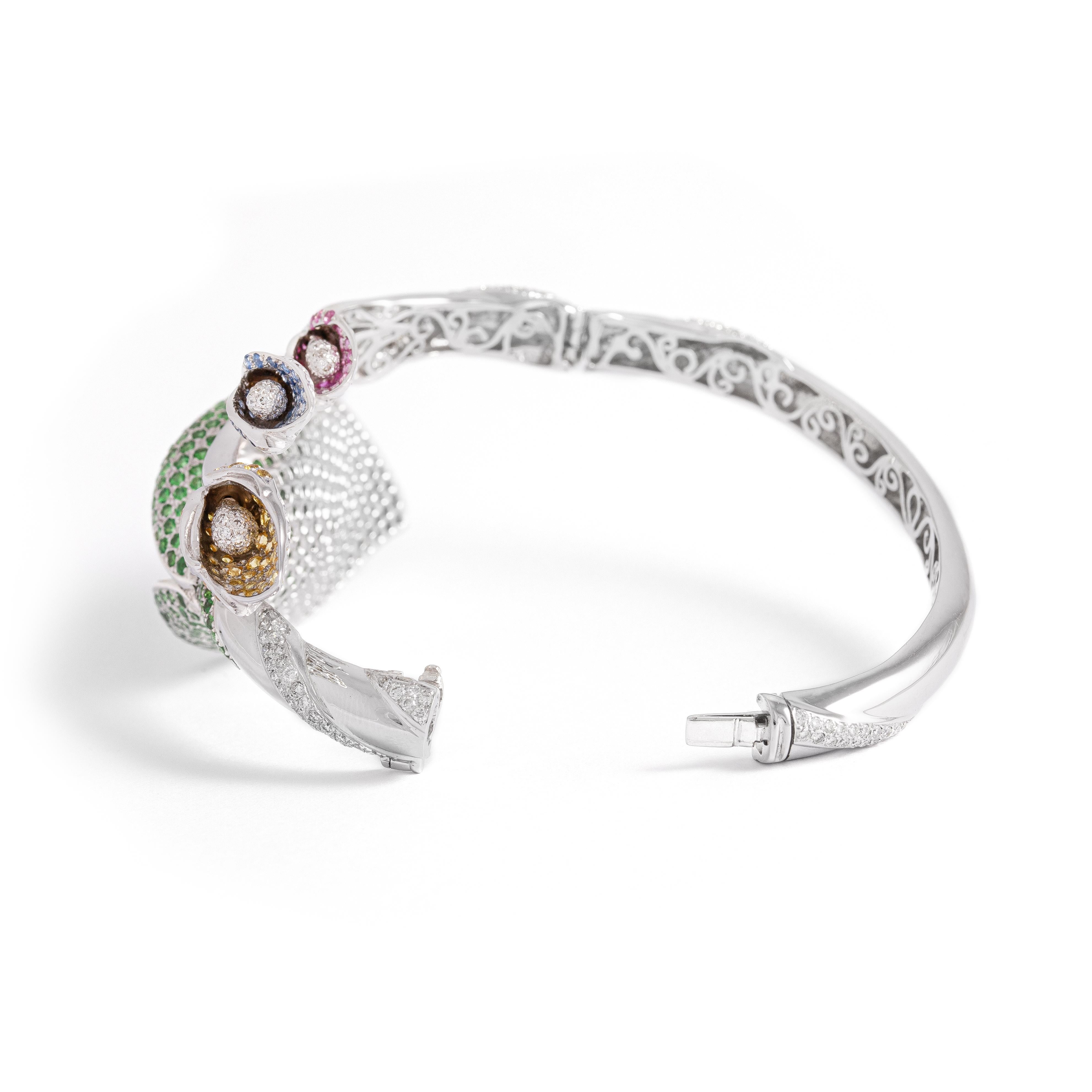 Taglio rotondo Bracciale con fiori di diamanti e zaffiri in vendita