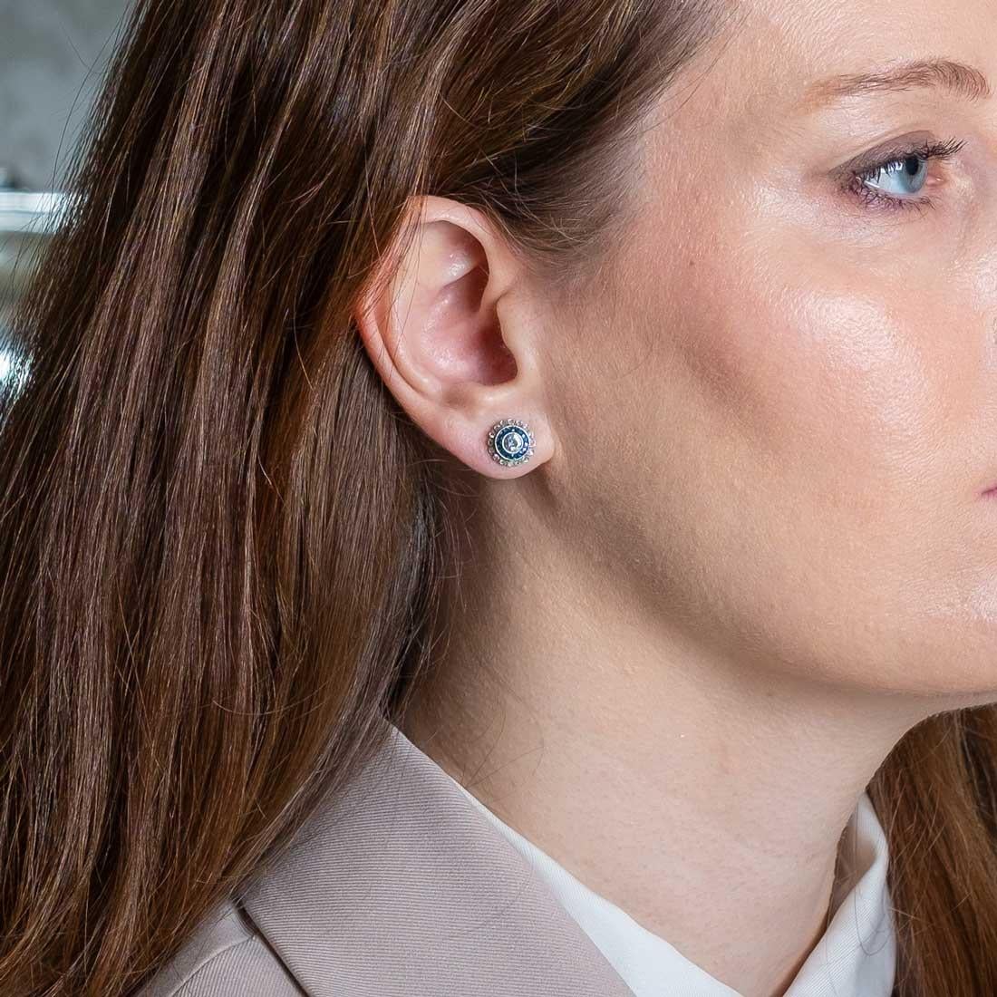 Boucles d'oreilles élaborées, réalisées en platine avec des diamants de taille ancienne pour 0,80 ct total c.a. et des saphirs naturels de taille calibrée, expressément taillés à la main pour cette paire de boucles d'oreilles. Période 1940/50