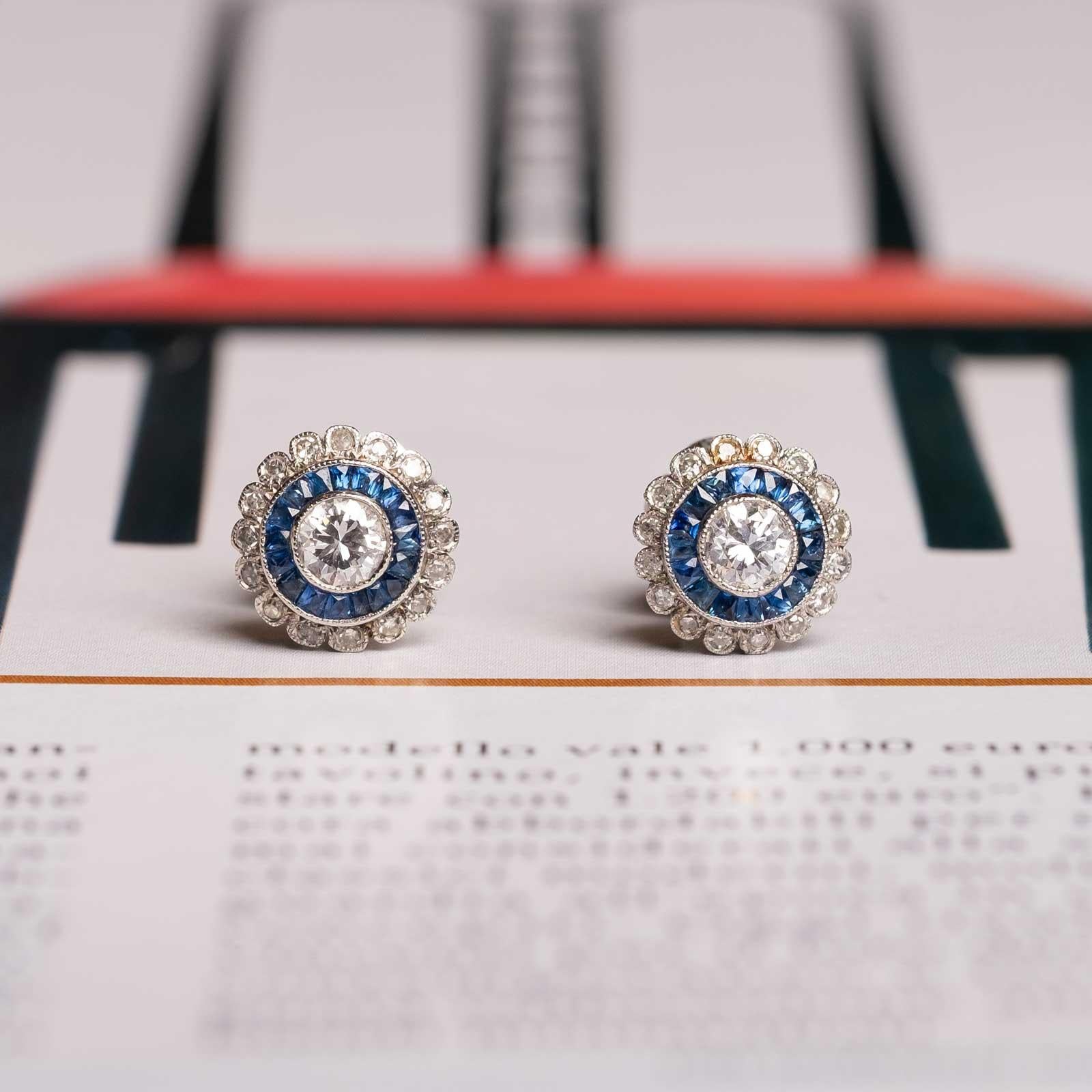 Taille ronde Boucles d'oreilles en platine avec diamants et saphirs en vente