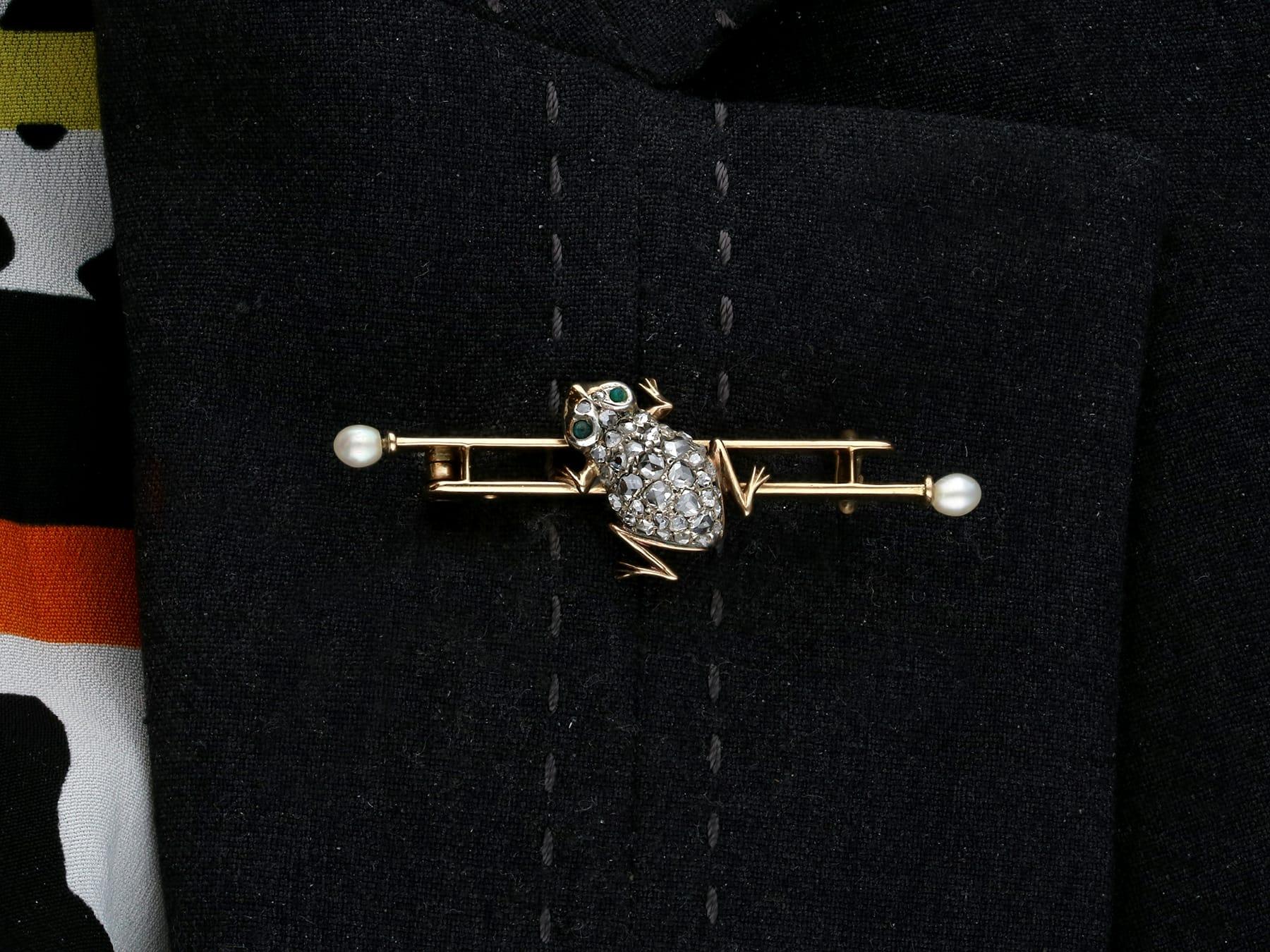 Diamond and Seed Pearl Imitation Gemstone and Yellow Gold Frog Bar Brooch For Sale 2