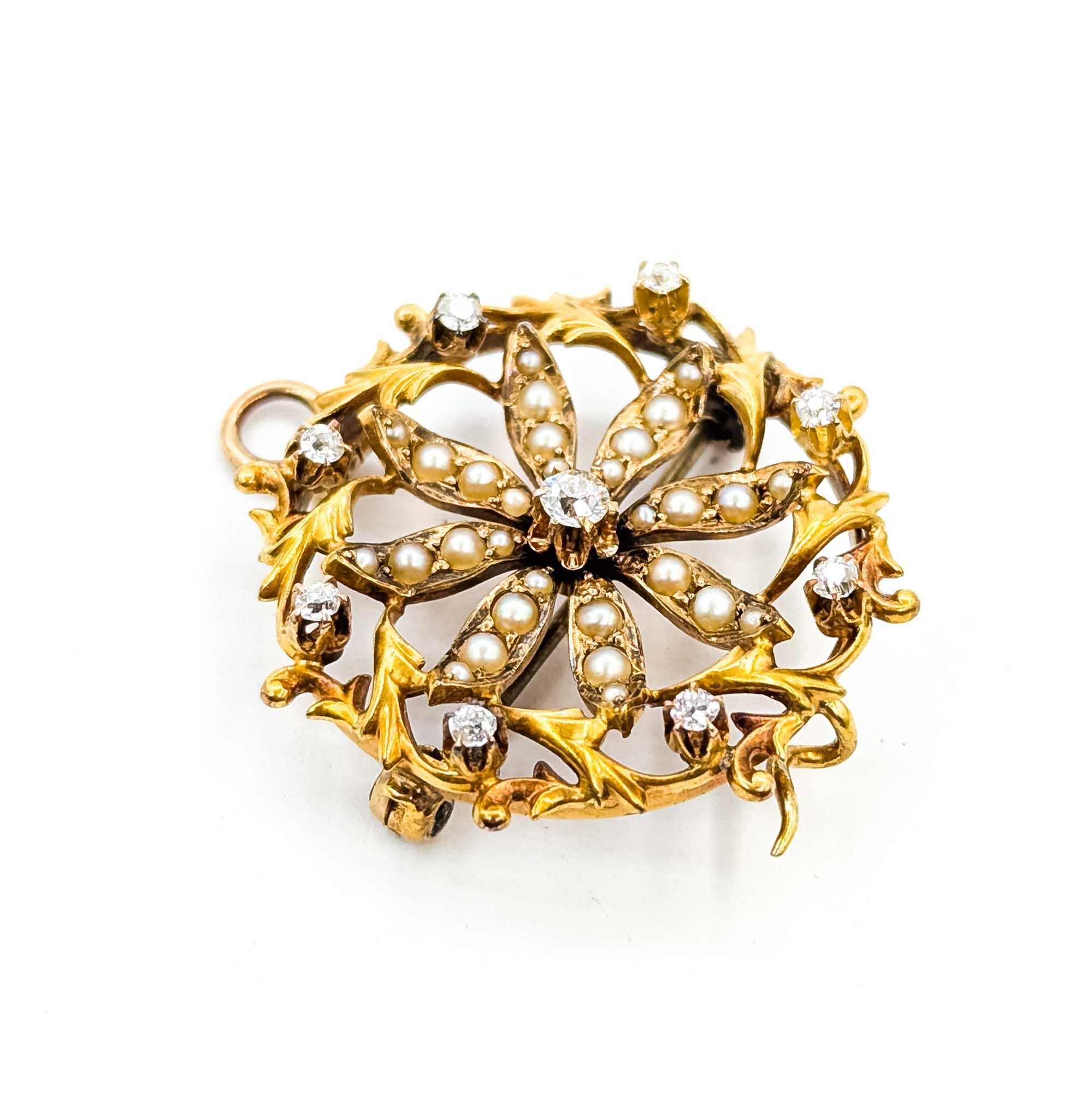 Broche Victoriano de Diamantes y Perlas de Siembra en Oro Amarillo de 14k

Te presentamos este exquisito broche victoriano, meticulosamente elaborado en oro amarillo de 14 quilates. Esta elegante pieza presenta una armoniosa mezcla de diamantes de