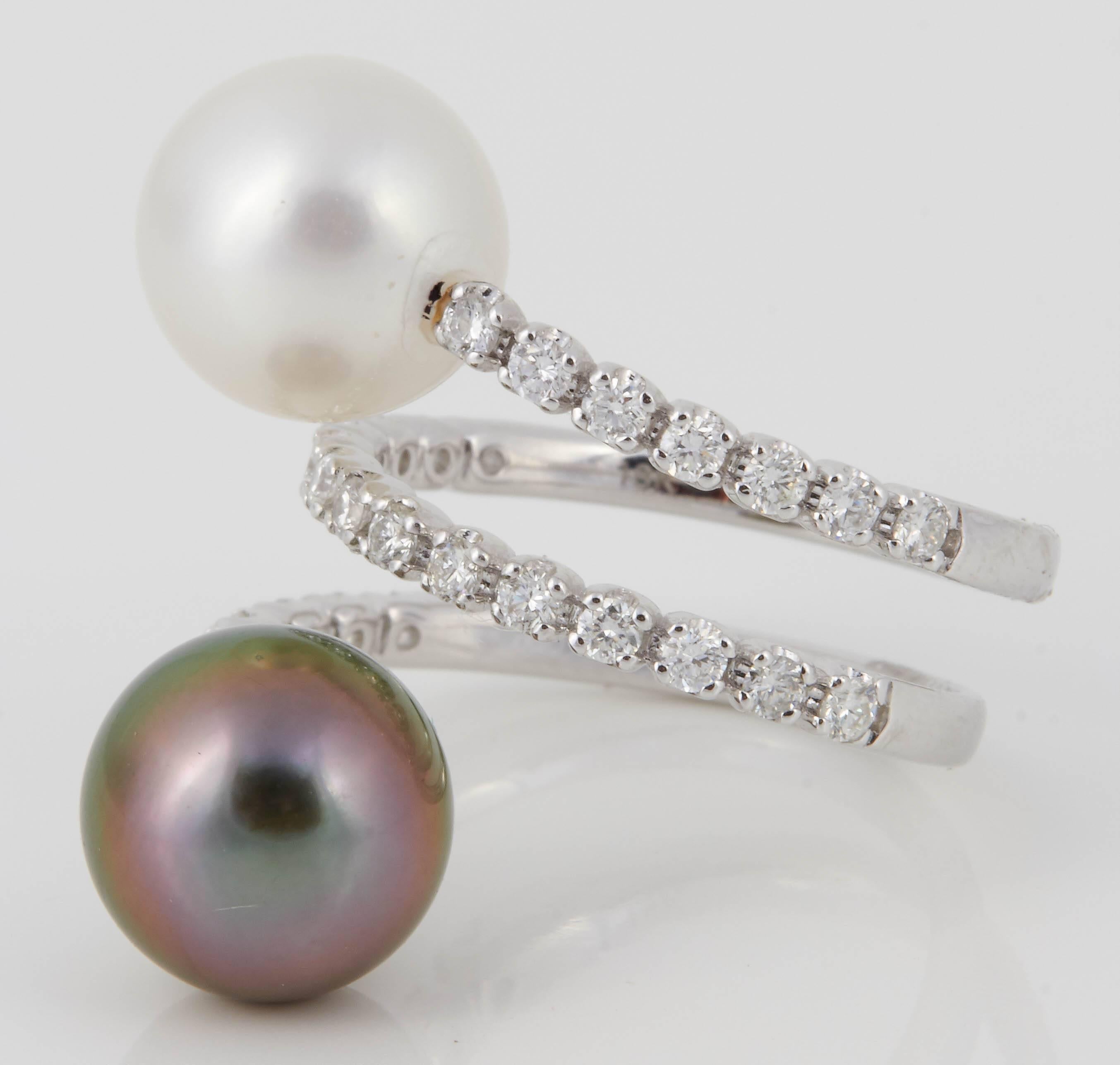 Diamond Count: 28
Diamond Weight: 0.60 cts.
Gold: 18KW
Pearl: South Sea and Tahitian:
Pearls Size: 9.50-10mm