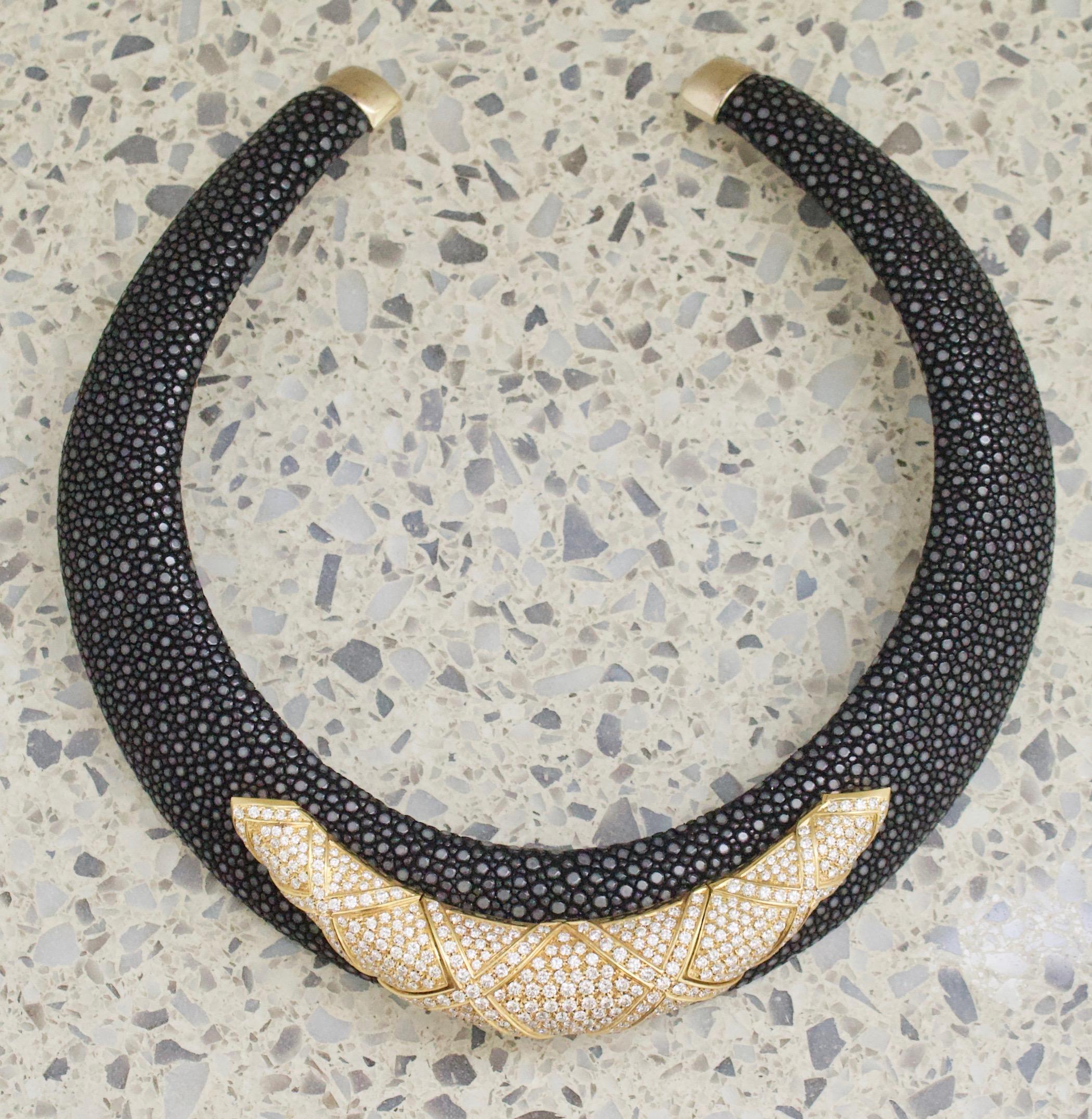 Round Cut Diamond and Sting Ray 18k Yellow Gold Collar For Sale