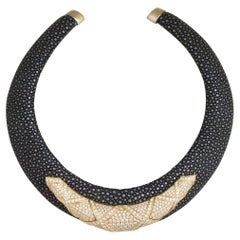 Collare con diamanti e pungiglione in oro giallo 18k