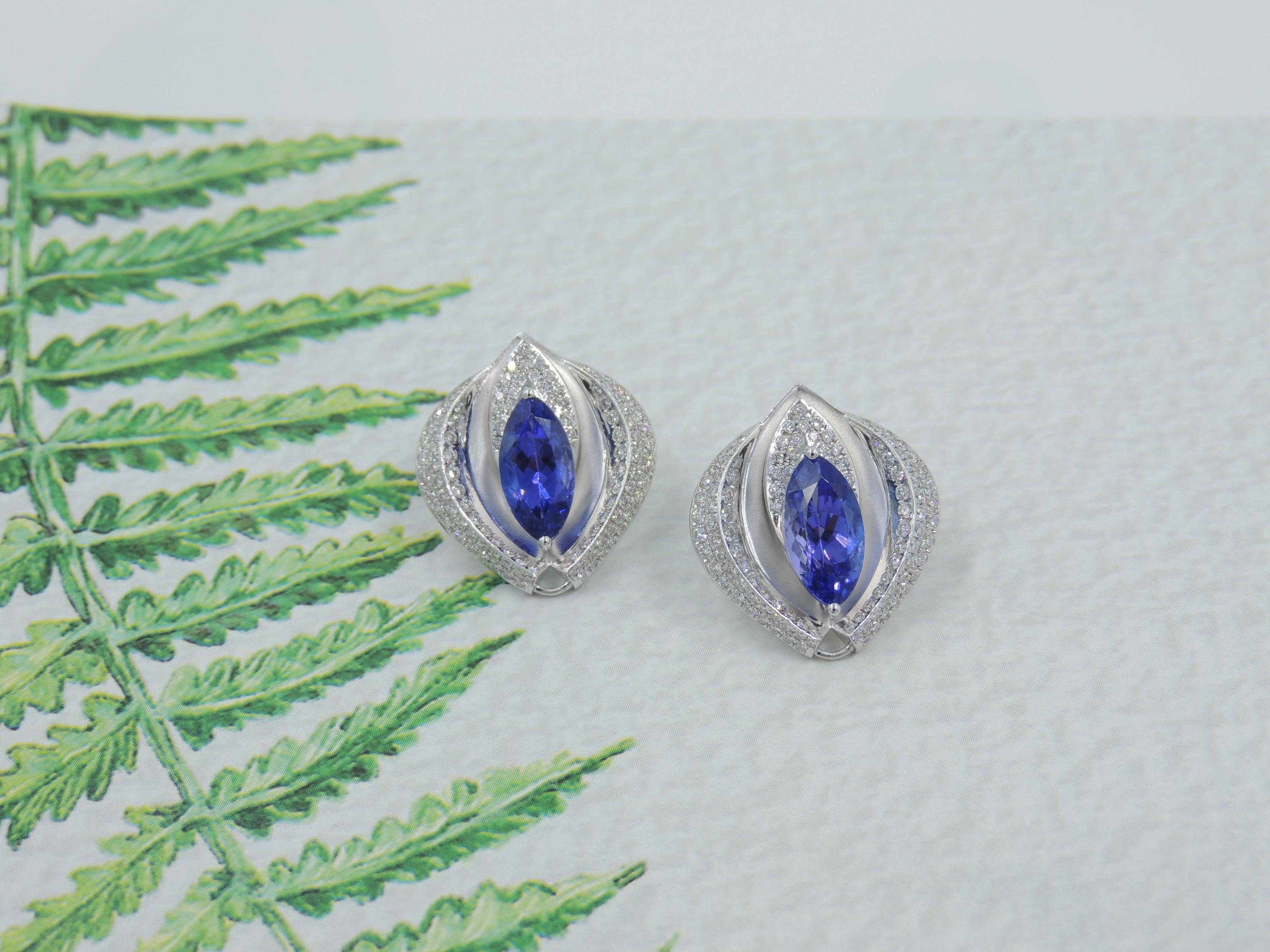 Diamond and Tanzanite Earrings in 18 Karat White Gold In New Condition For Sale In Mumbai, Maharashtra