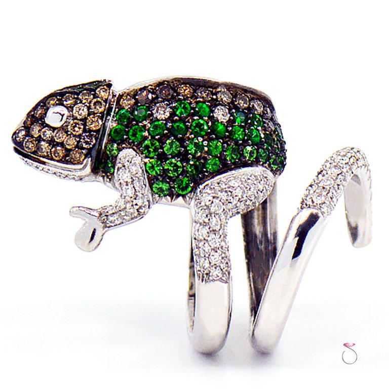 Stunning green Tsavorite & White & Champagne diamond ring in 18k white gold by Italian design house Assor Gioielli. This ring features a beautiful Chameleon design with green tsavorite garnet, white and champagne diamonds. The green Tsavorite and