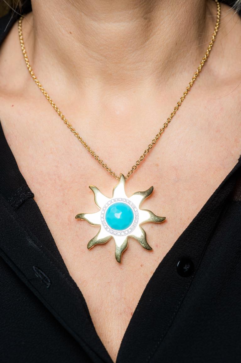 Halskette mit Sonnenanhänger aus Diamanten und Türkisgold im Zustand „Hervorragend“ in Vannes, FR