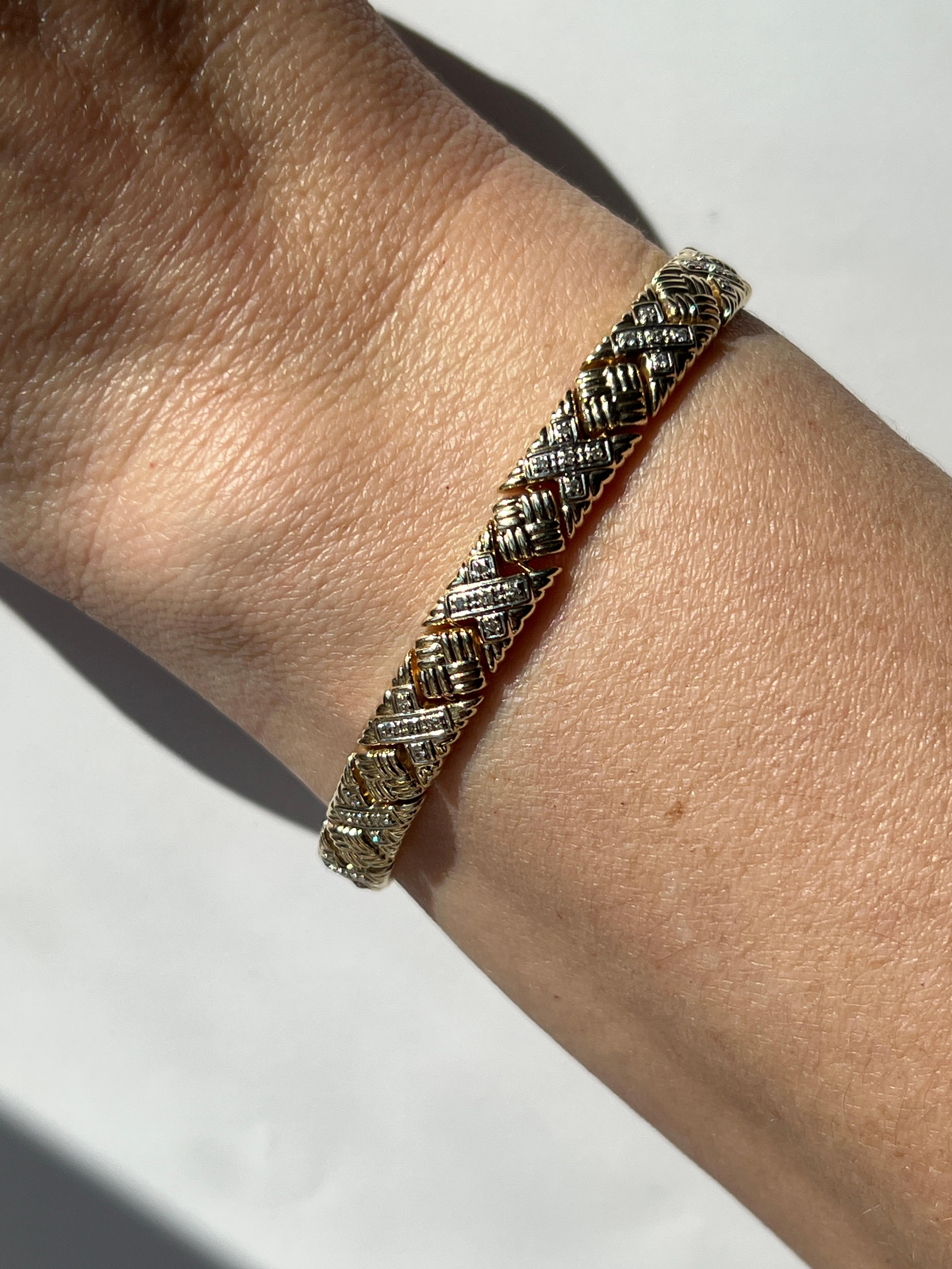 Clin d'œil élégant aux années 1980, ce bracelet à maillons stampado en or jaune et blanc 14 carats offre un mélange intemporel de texture et d'éclat. Serti de soixante-dix diamants ronds de taille unique, d'un poids total d'environ 0,35 carat, le
