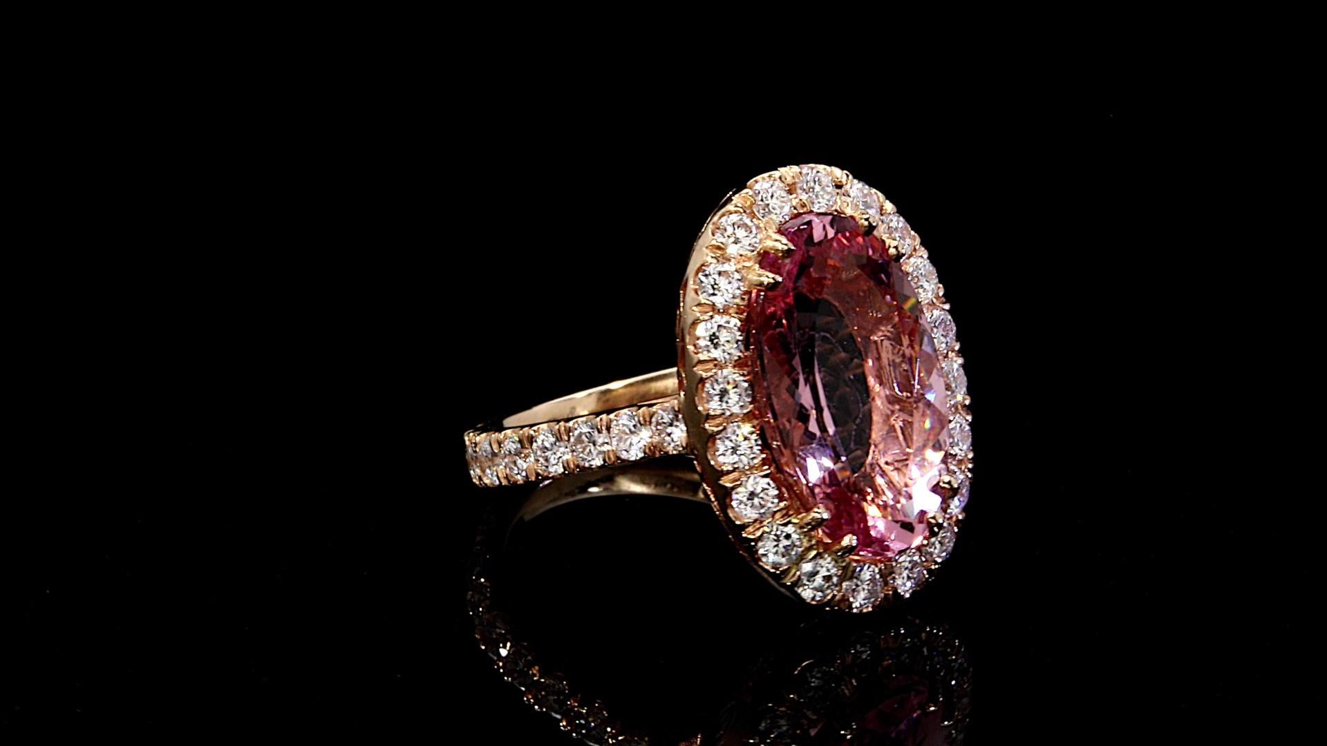 Contemporary Diamond and Vivid Pink Morganite Oval '4.94 Carat' Ring 18 Karat Rose Gold