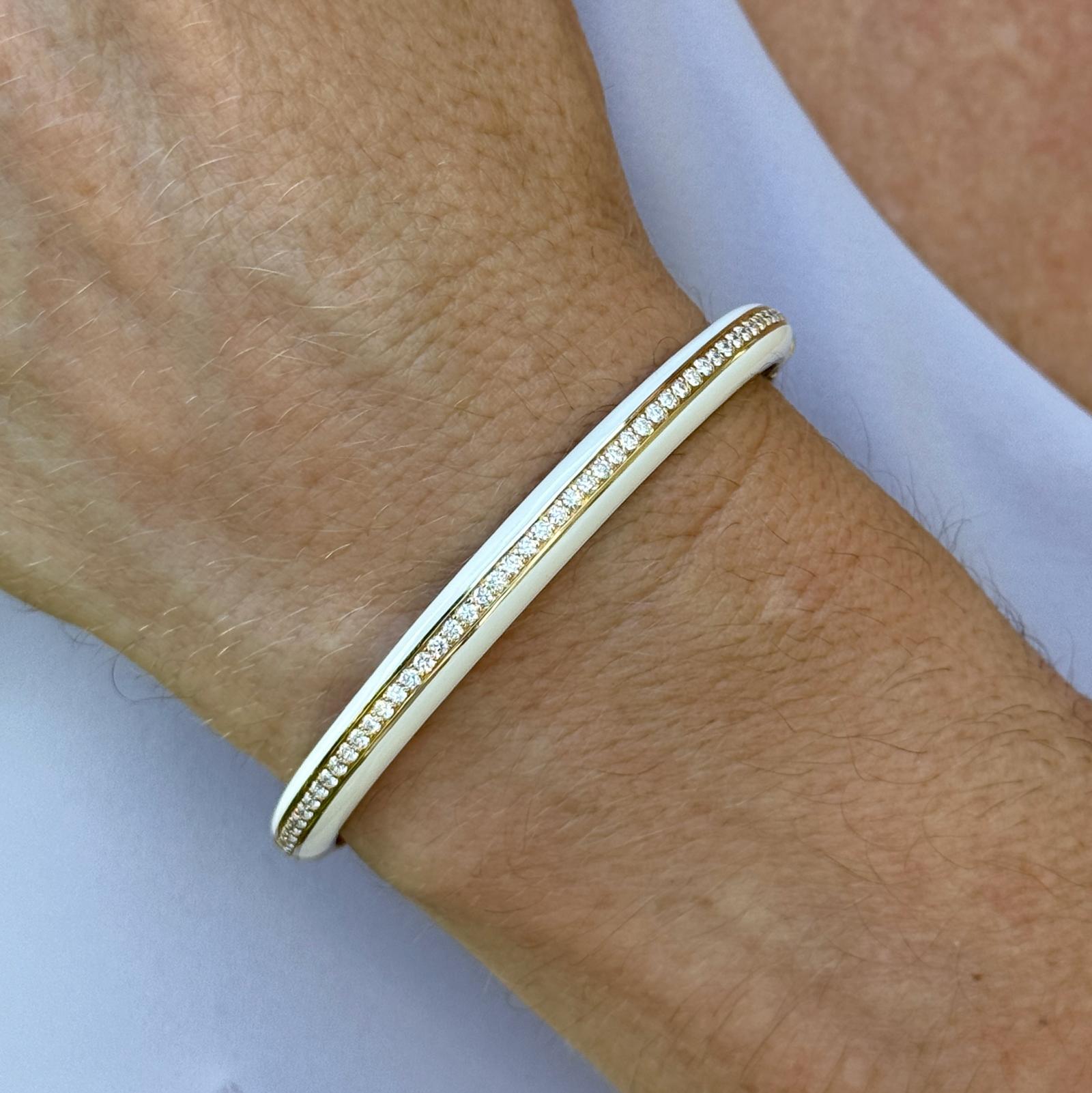 Taille brillant Bracelet à charnière empilable en or jaune 18K avec diamants et céramique blanche Nouveau en vente