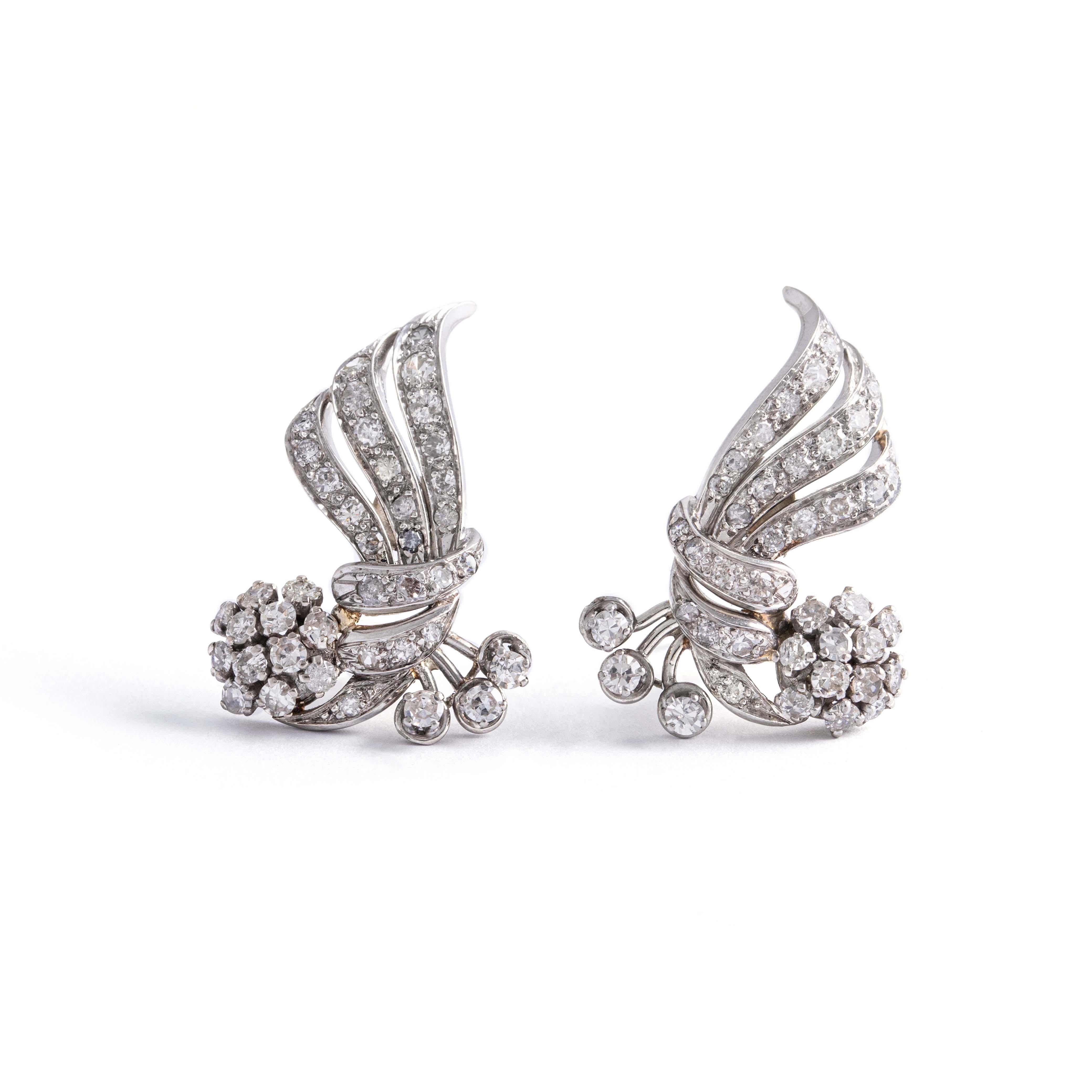 18K white gold earrings set with round-cut diamonds, some 8/8 cut.
Dimensions: 3.00 x 2.25 centimeters. 
Gross weight: 11.26 grams.