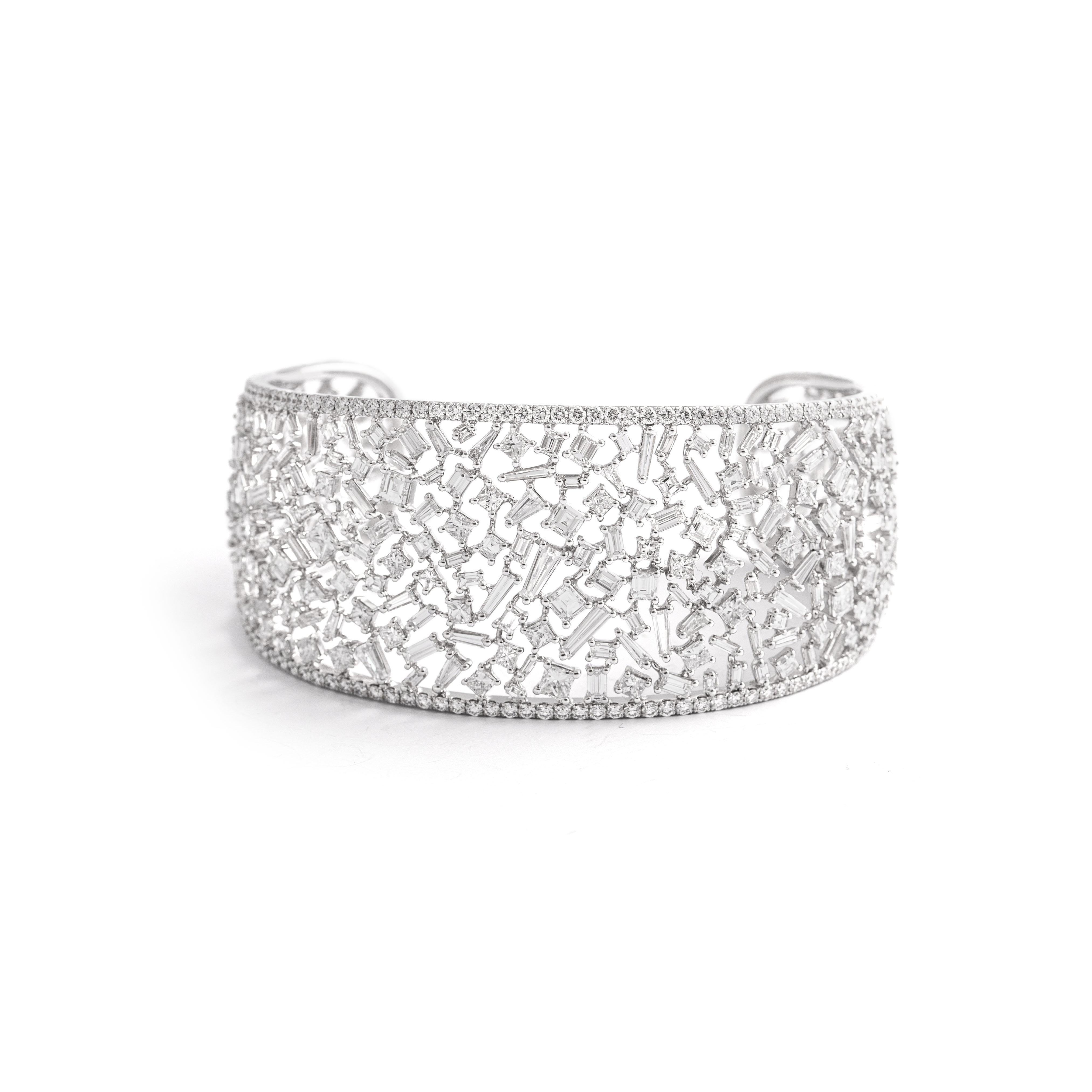 Bangle in 18kt white gold set with 277 diamonds baguette, princess, square and tapers 15.05 cts and 178 diamonds 2.96 cts.

Inner circumference: Approximately 15.7 centimeters (6.18 inches).

Note: Flexible Bracelet.

Total weight: 28.15