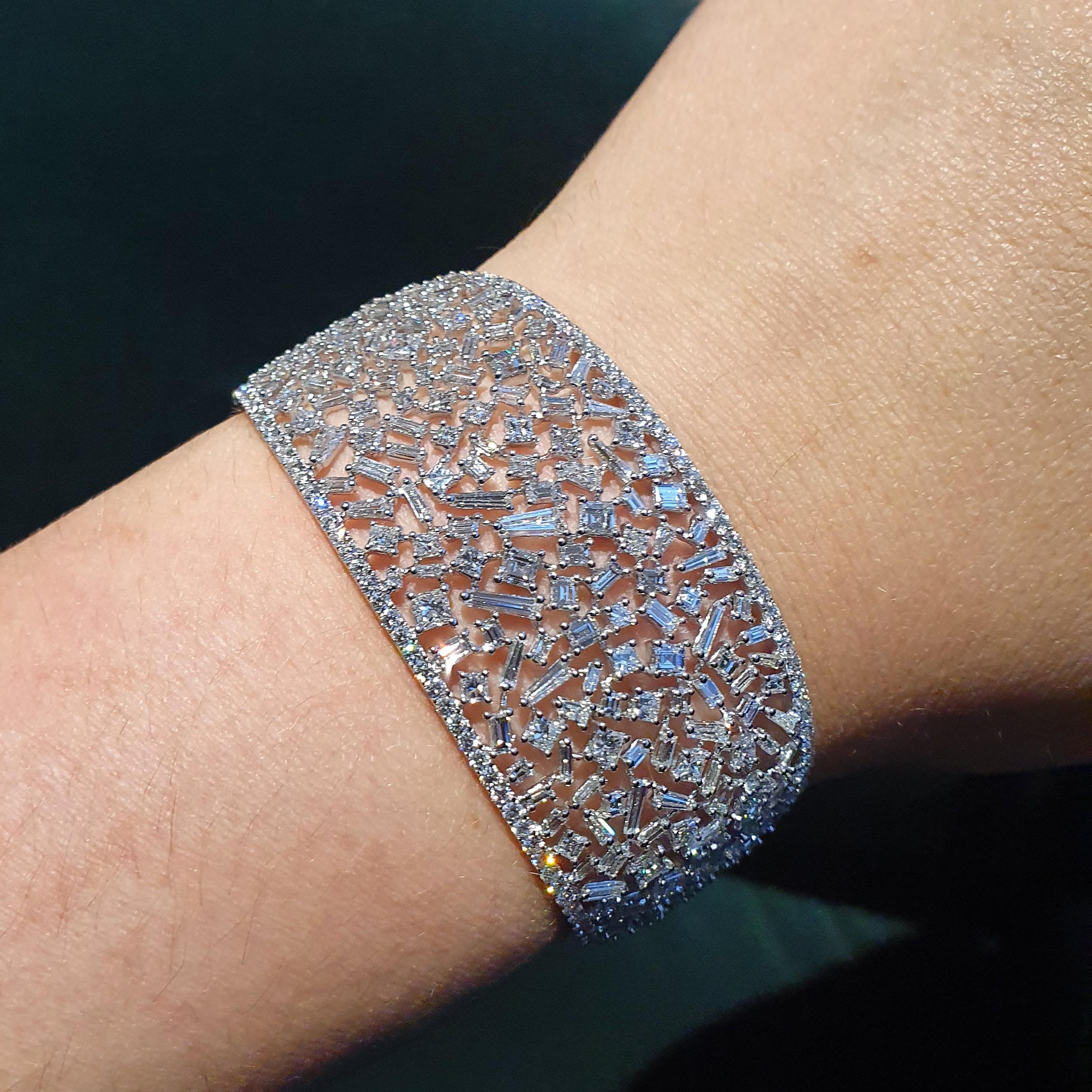 Diamond and White Gold Bangle In New Condition For Sale In Geneva, CH