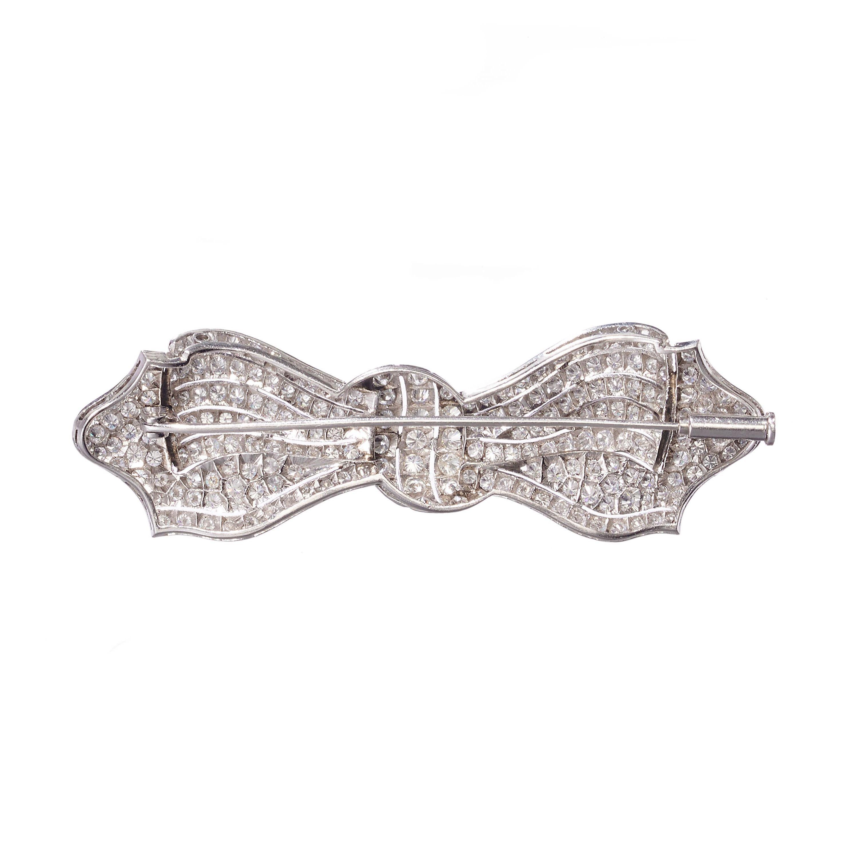 Diamond and White Gold Bow Brooch, circa 1990, 5.00 Carat In Good Condition For Sale In London, GB