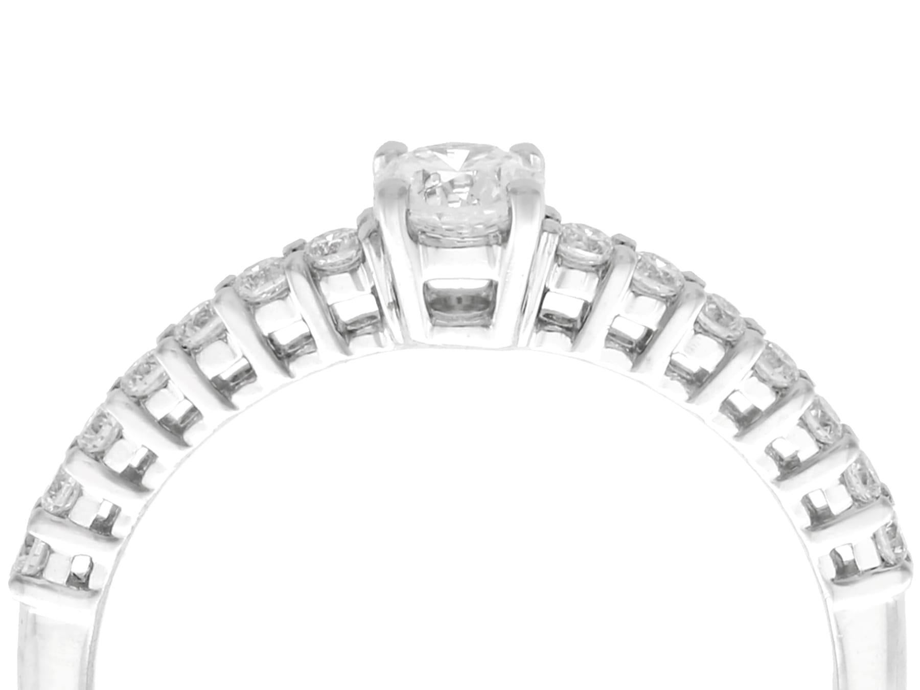 Ein beeindruckender zeitgenössischer Ring mit 0,46 Karat Diamant und 18 Karat Weißgold; Teil unserer vielfältigen Sammlungen von antikem Schmuck und Nachlassschmuck.

Dieser feine und beeindruckende Diamantring mit Diamantschultern ist aus 18 Karat