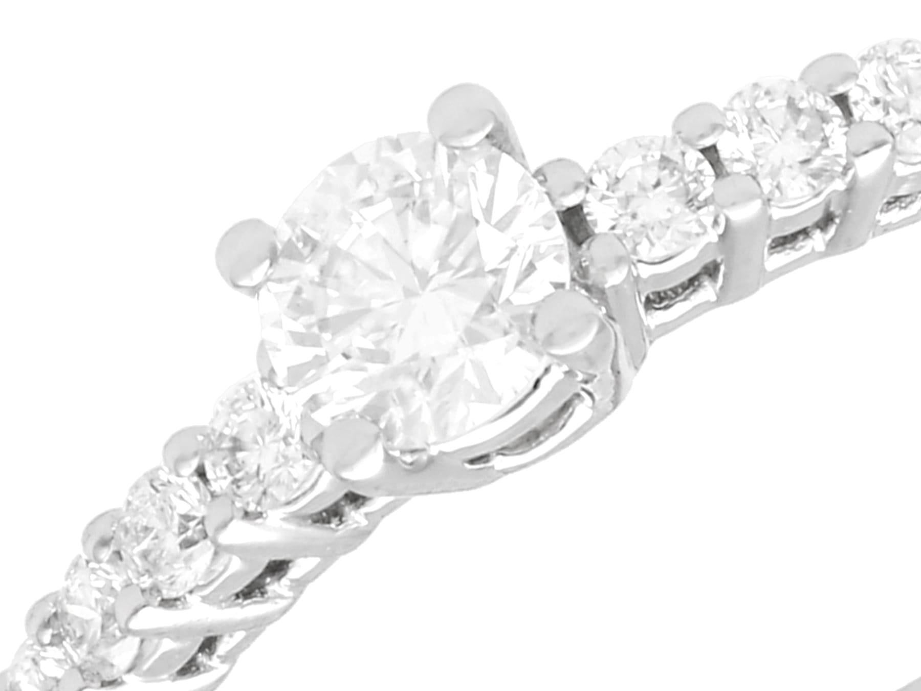 Taglio rotondo Anello Cocktail con diamanti e oro bianco in vendita