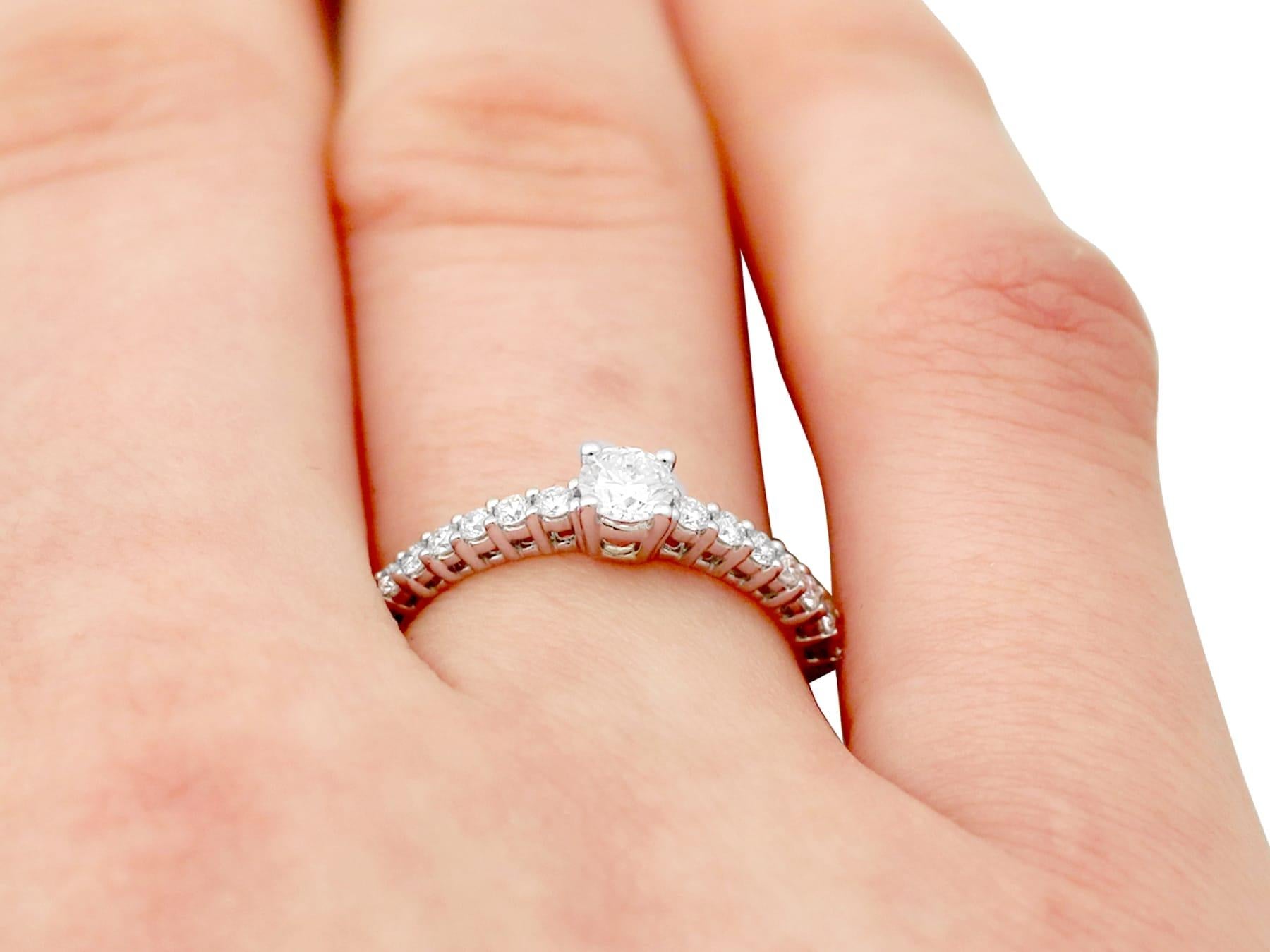 Anello Cocktail con diamanti e oro bianco in vendita 4