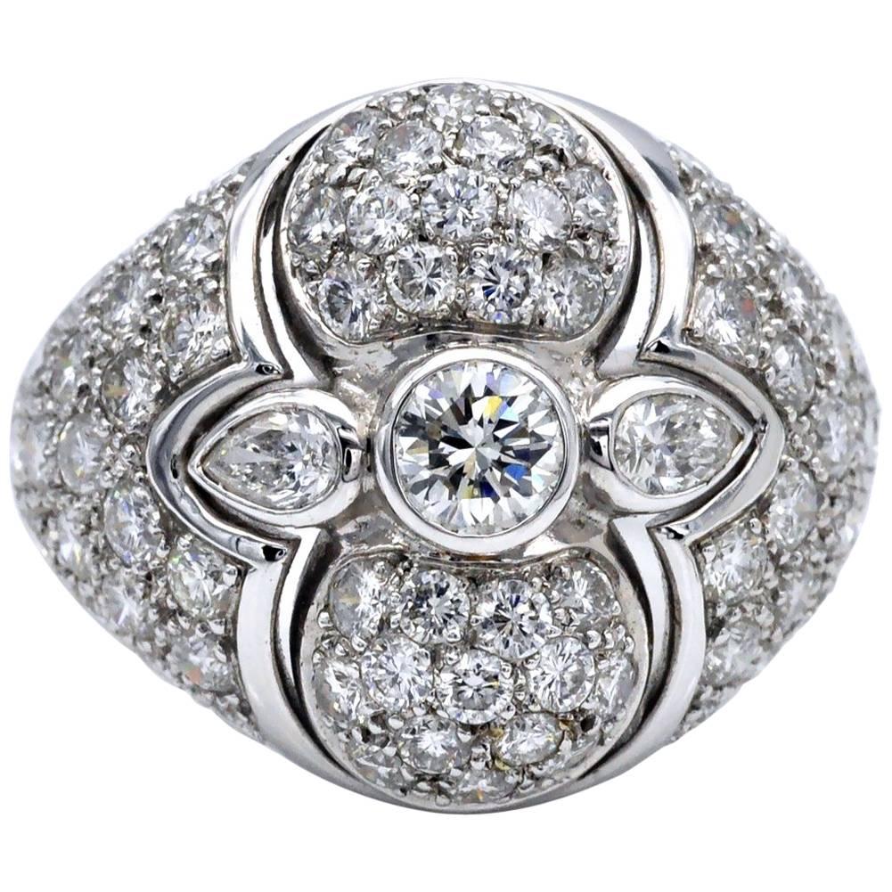 Bague cocktail bombée en or blanc et diamants