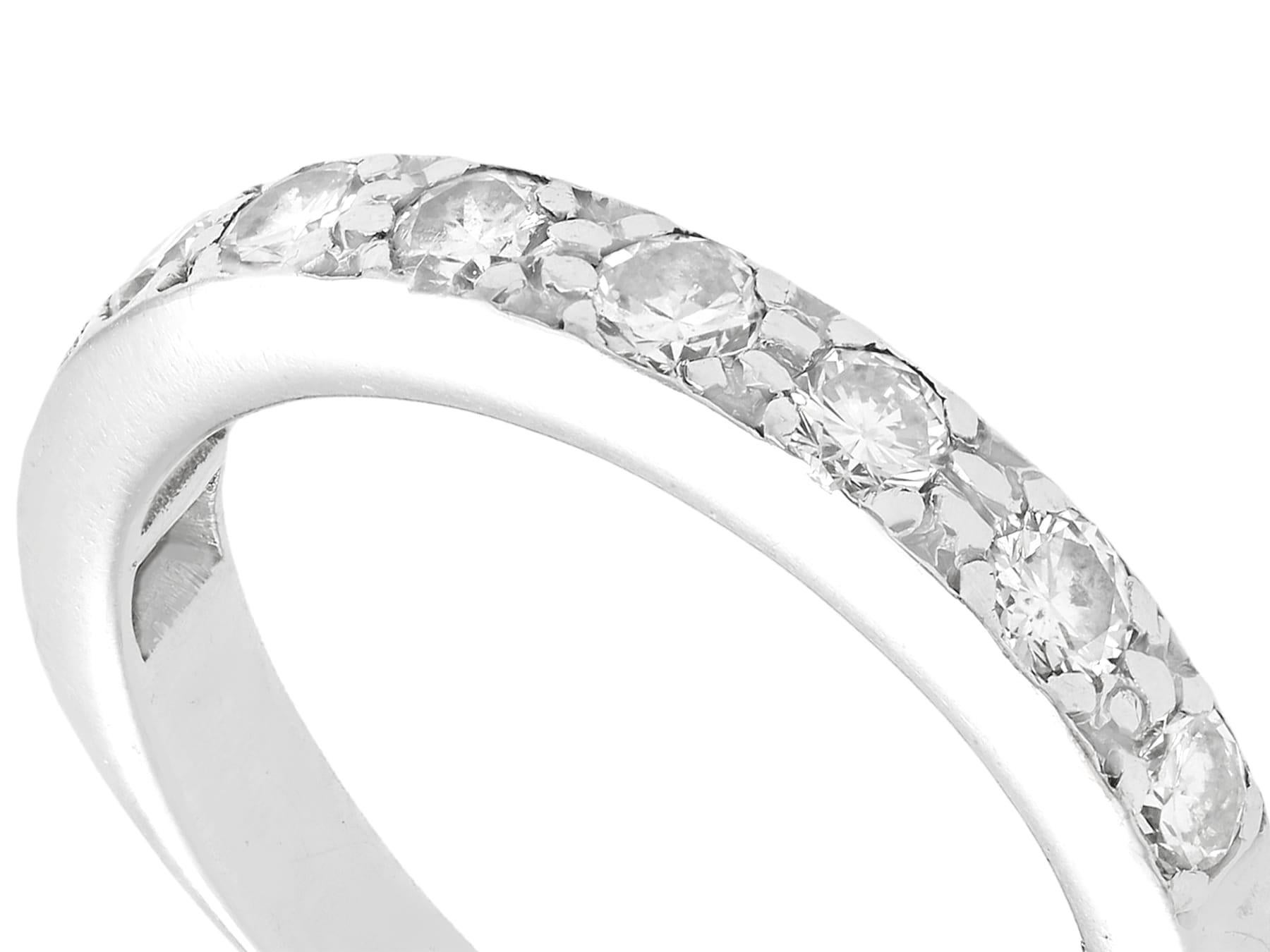 1970S Diamant und 18K Weißgold Halbe Ewigkeit Ring (Rundschliff) im Angebot
