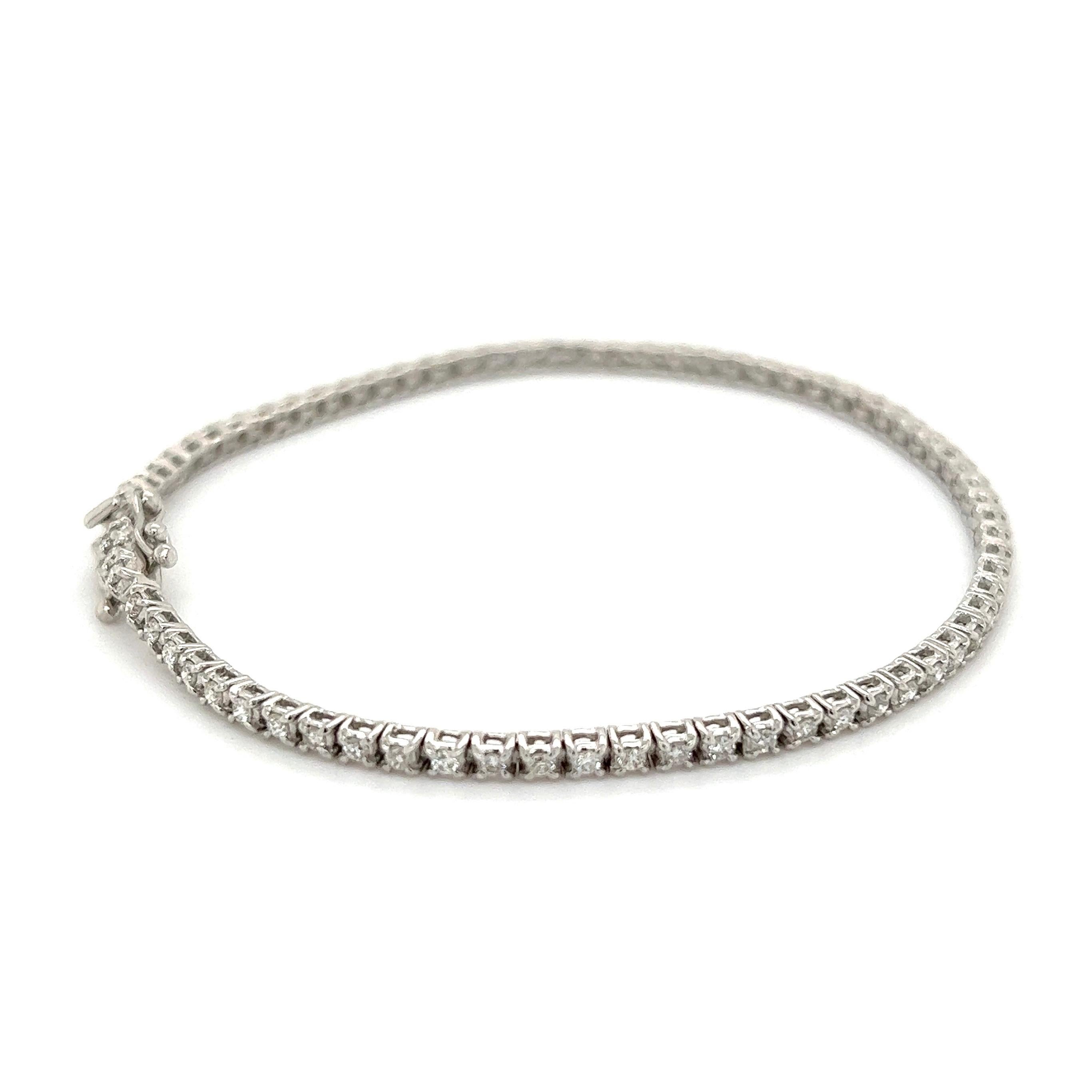 Moderne Bracelet tennis ligne en or blanc et diamants en vente
