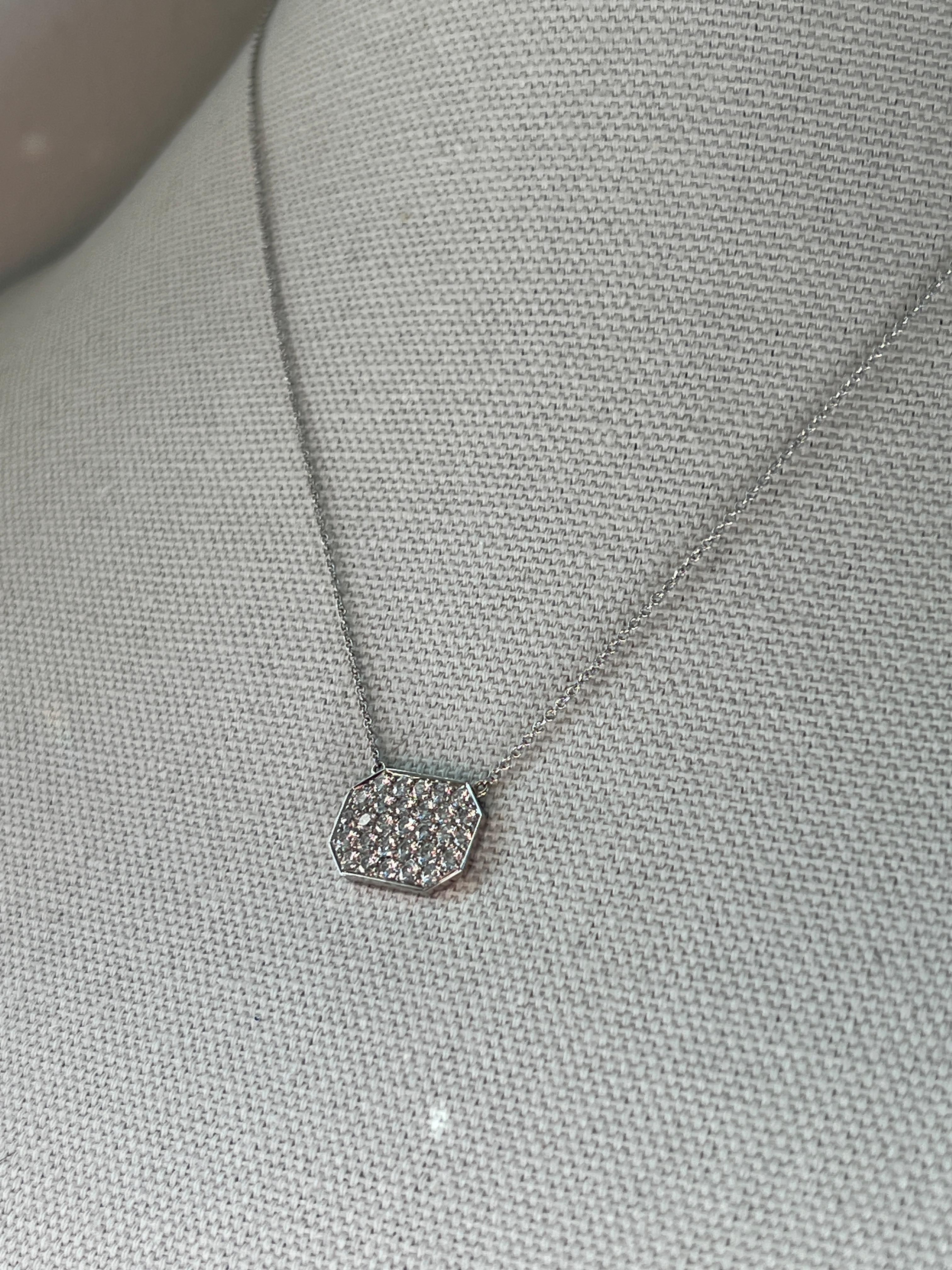 Collana con ciondolo in oro bianco e diamanti in vendita 4