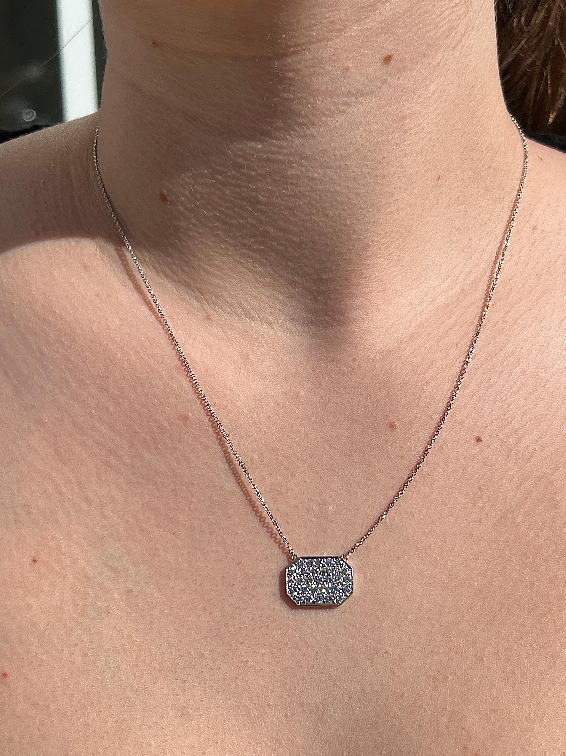 L'eleganza incontra la raffinatezza senza tempo in questa collana con ciondolo di diamanti in oro bianco 14 carati. Un'abbagliante composizione di ventinove diamanti tondi brillanti, per un totale di circa 0,99 carati, risplende di colore G-H e