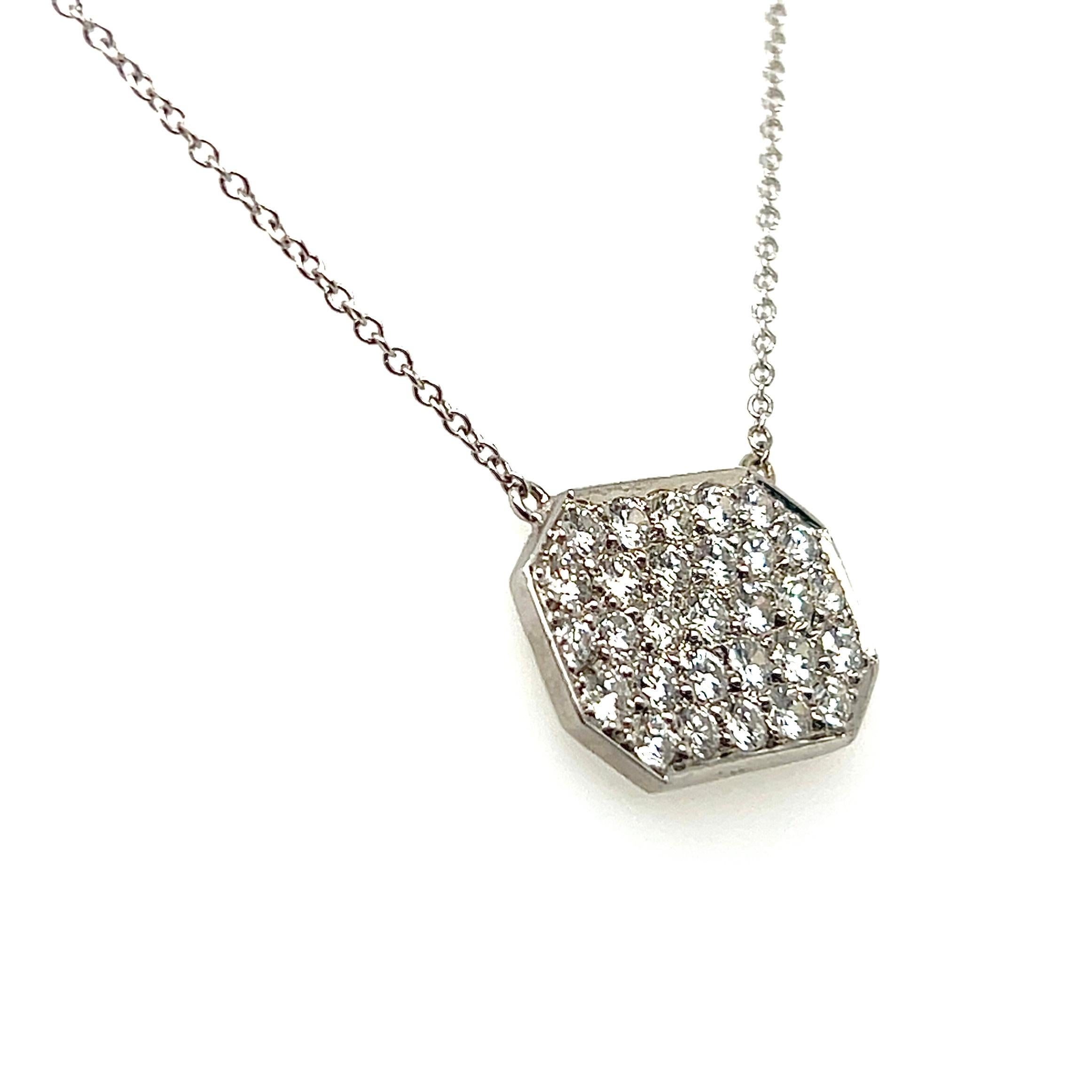 Taglio rotondo Collana con ciondolo in oro bianco e diamanti in vendita