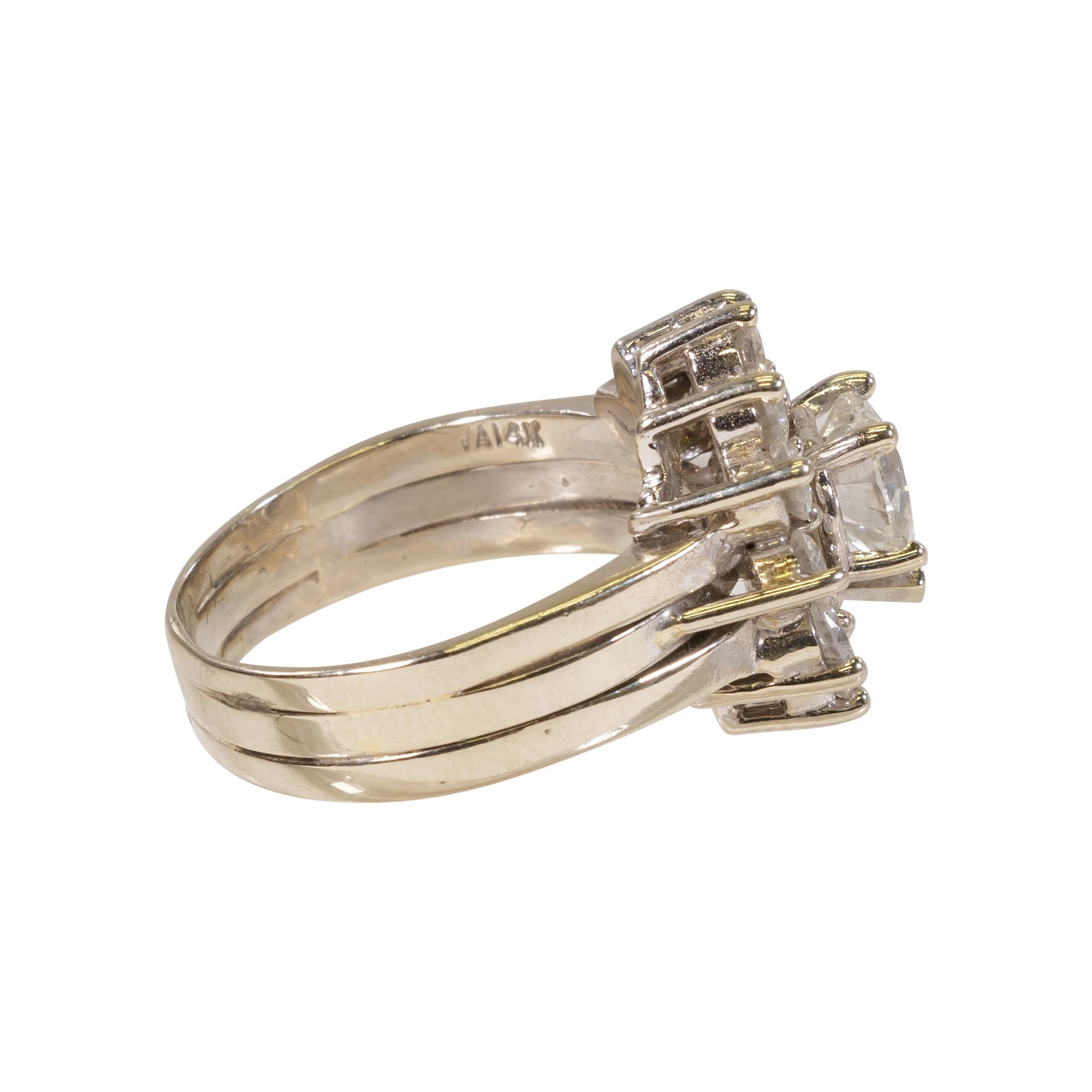 Herzförmiger Diamantring. 14kt Weißgold Damen Ehering, mit einem 1,50 ct herzförmigen Diamanten Zentrum. SI1, I5, und 1,68 ct tw Diamant Nahkampf.

PERIODE: Gegründet 1940-50er Jahre

URSPRUNG: U.S.A.

GRÖSSE: Ring Sz: 5.5 Fläche: H5/8