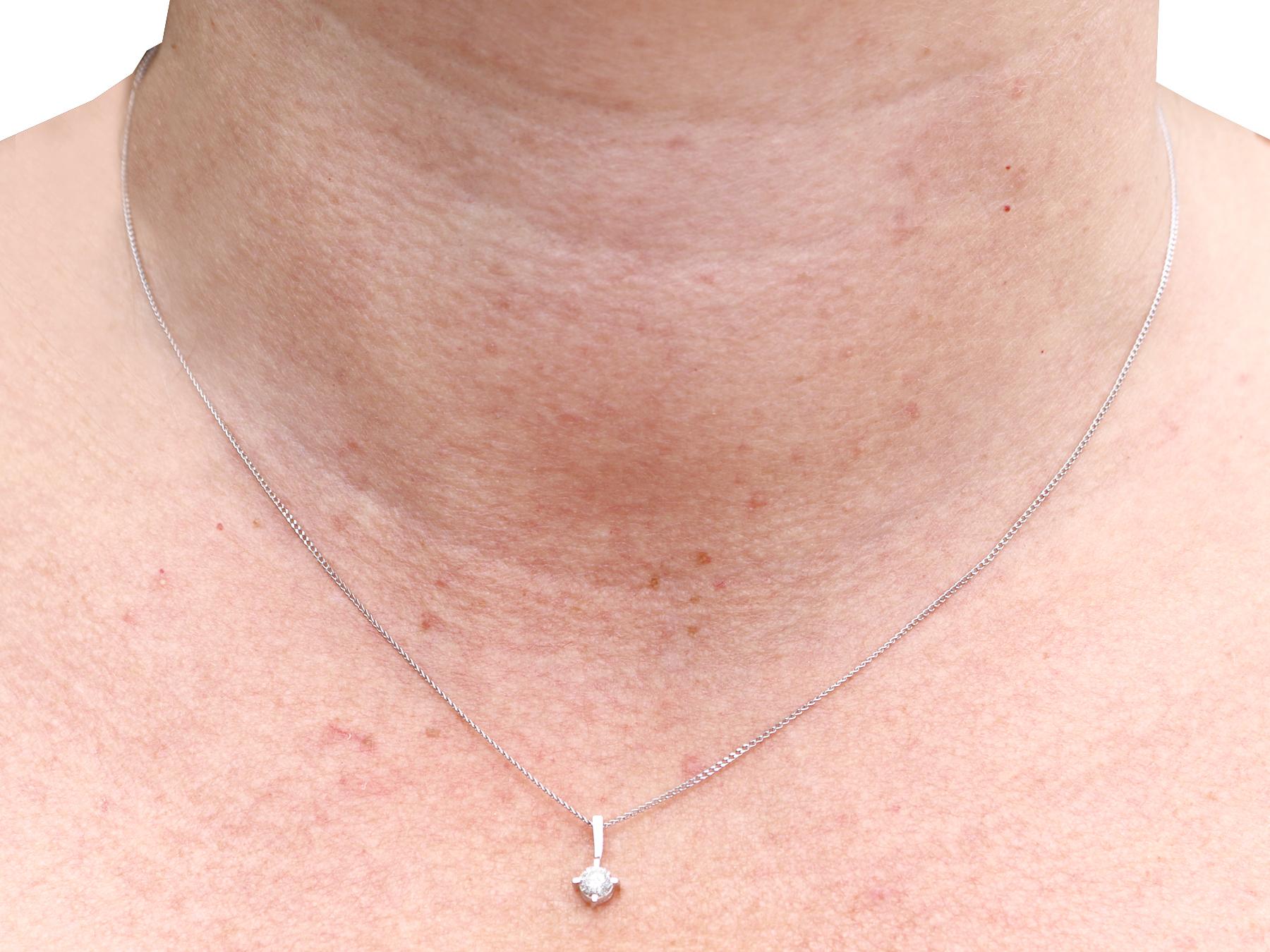 Pendentif solitaire en or blanc et diamant en vente 1