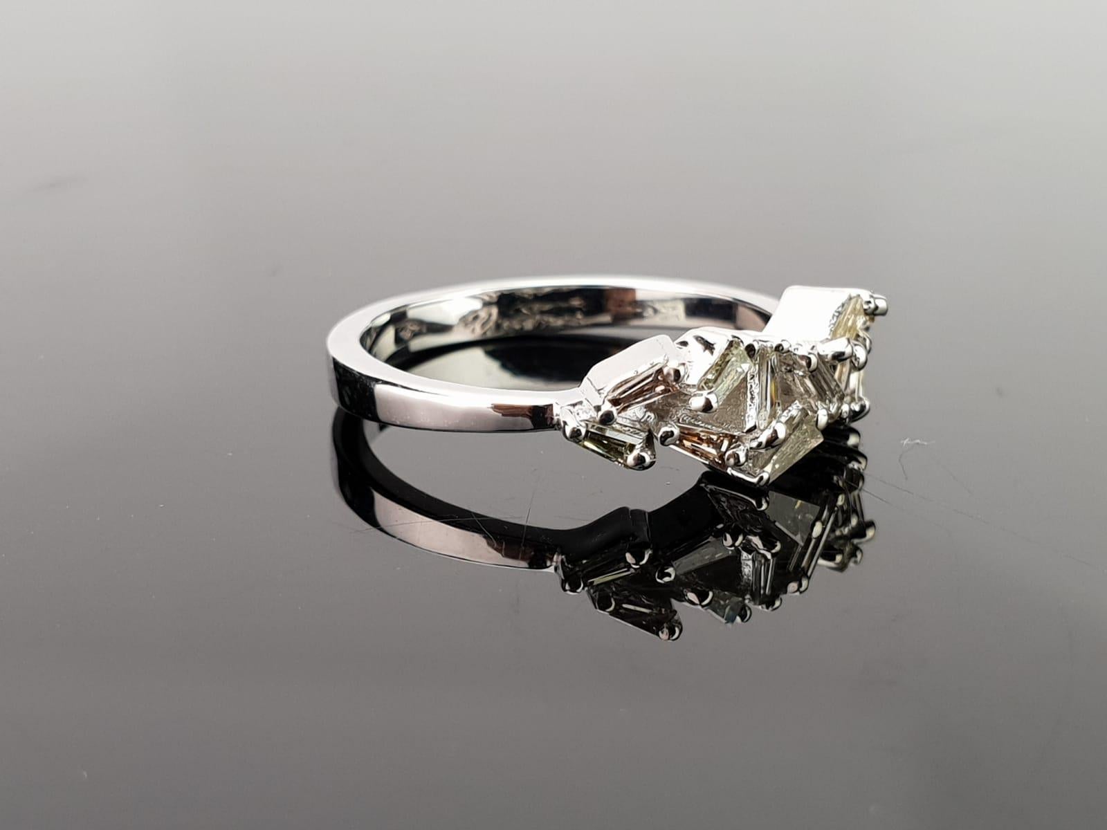 Ein schlichter Ring mit Baguetten aus weißen Diamanten, gefasst in 18 Karat Weißgold, kann als Einzelring getragen werden oder mit anderen Ringen gestapelt werden. Auch in 18K Gelbgold erhältlich.

Details zum Diamanten:  
Karat Gesamtgewicht: 0,37