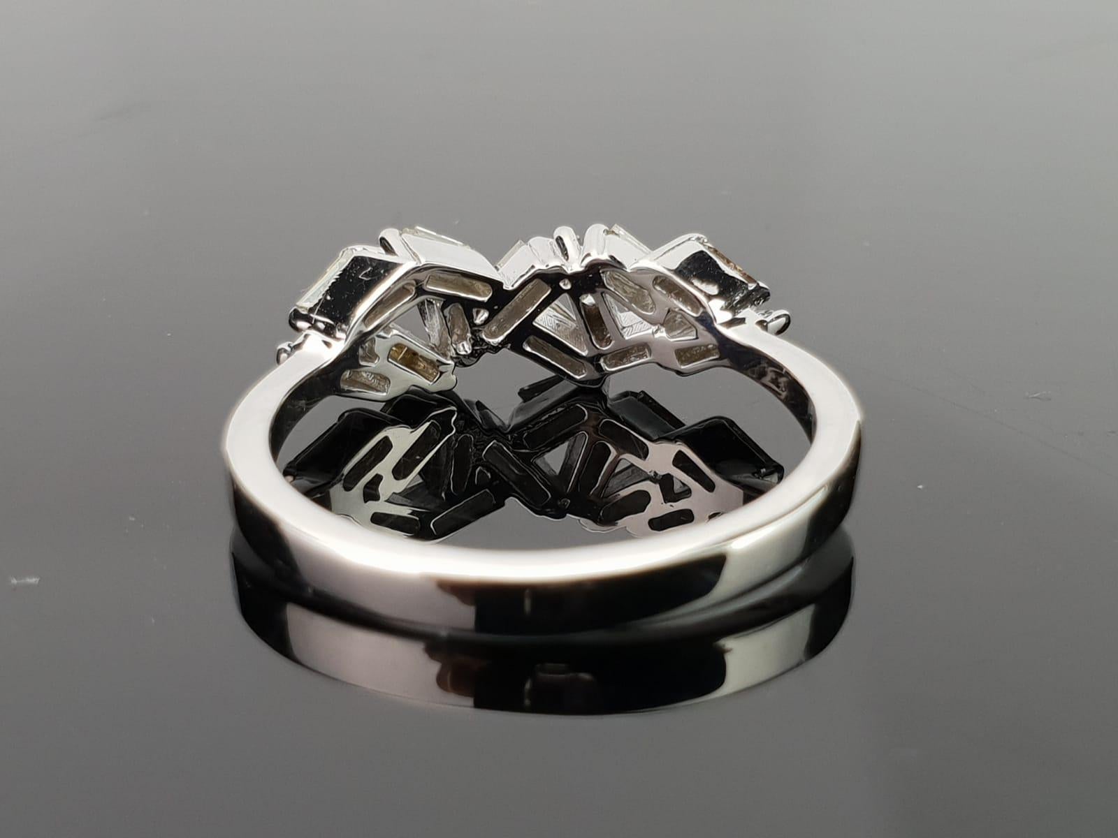 Stapelbarer Diamant- und Weißgold-Ring (Moderne) im Angebot