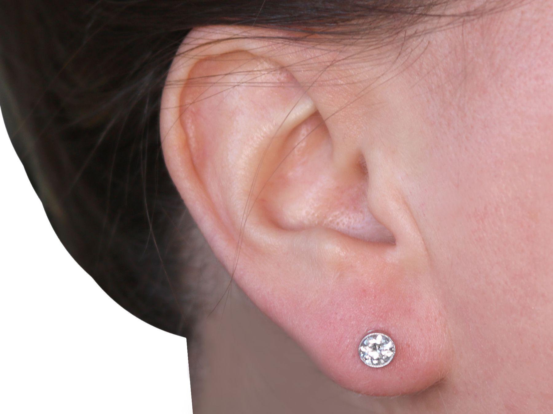 Round Diamond and White Gold Stud Earrings For Sale 1