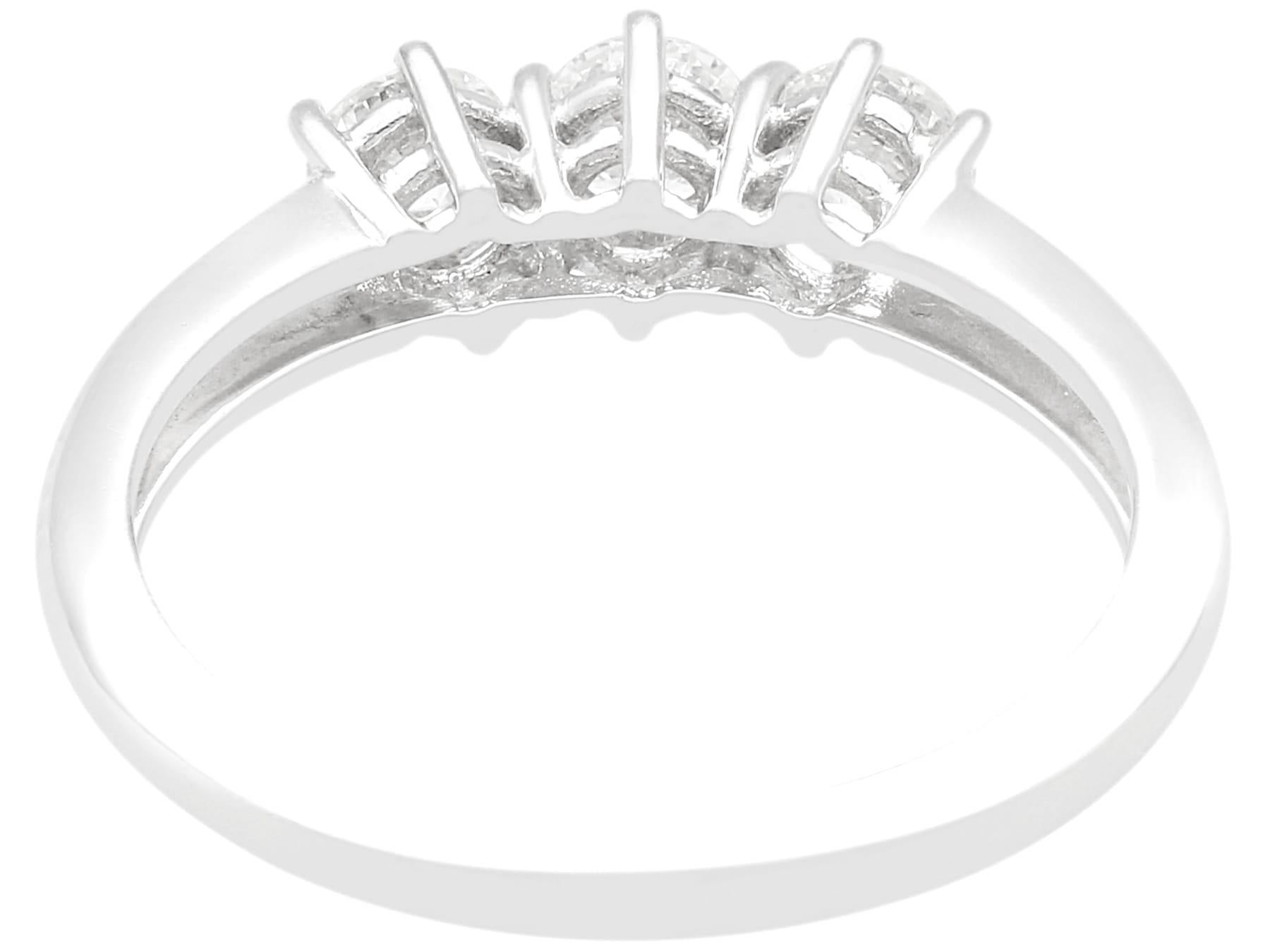 Brilliant Round Cut Diamond and White Gold Trilogy Ring In Excellent Condition For Sale In Jesmond, Newcastle Upon Tyne
