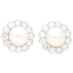 Boucles d
oreilles grappe en or blanc 18 carats serties de diamants et de perles blanches