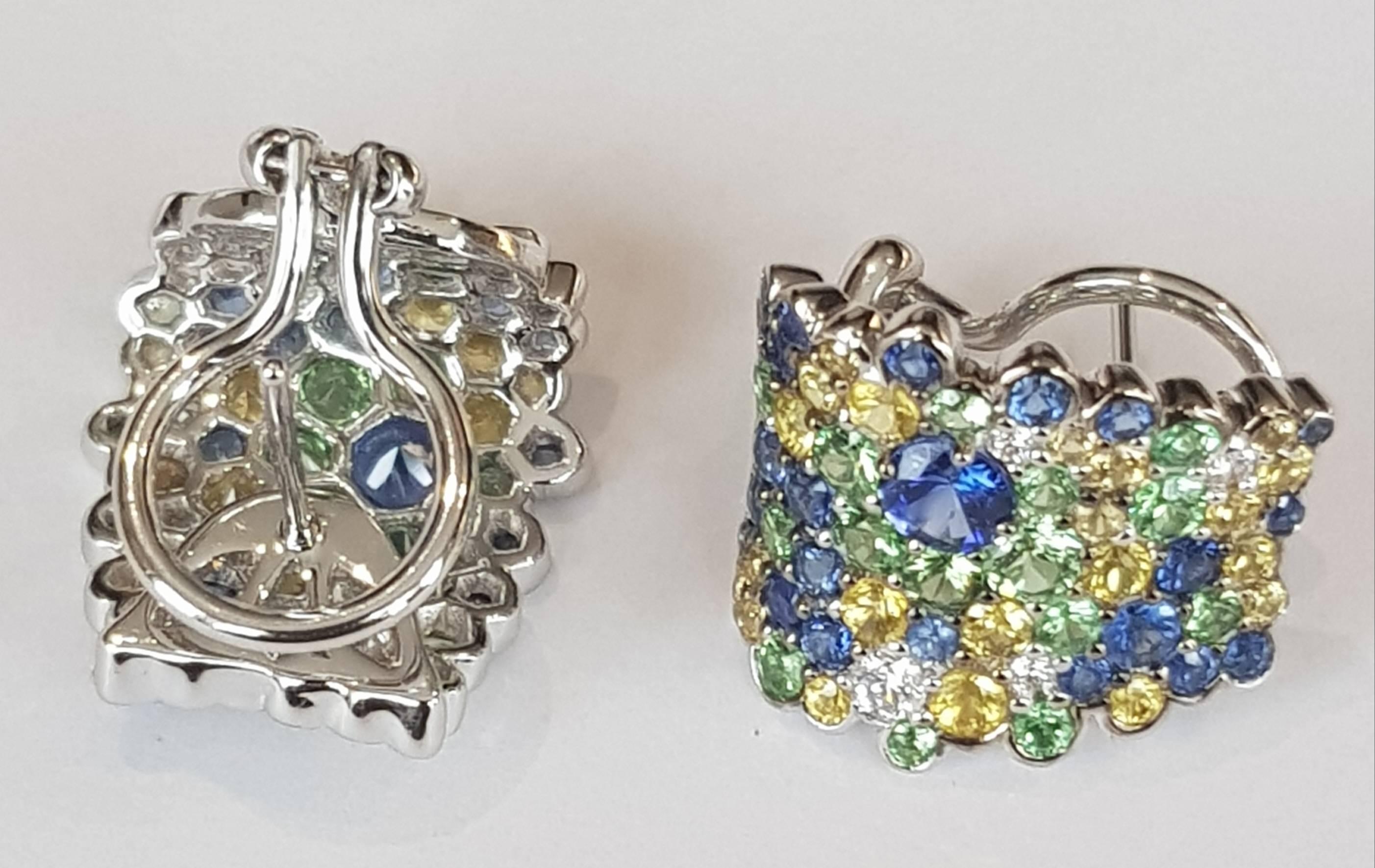 Sapphire, Tsavorite and Diamond Ring
8 diamonds ca 0.26 ct
46 blue sapphires 2.52 ct
42 yellow sapphires 1.75 ct
30 tsavorites 1.67 ct
18 karat white gold
comes with studs and clips / either can be removed 