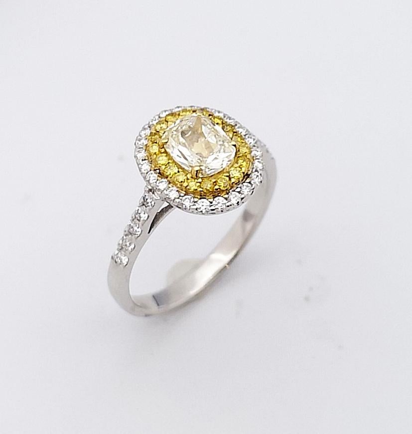 Bague sertie d'un diamant et d'un diamant jaune en or blanc 18 carats en vente 5