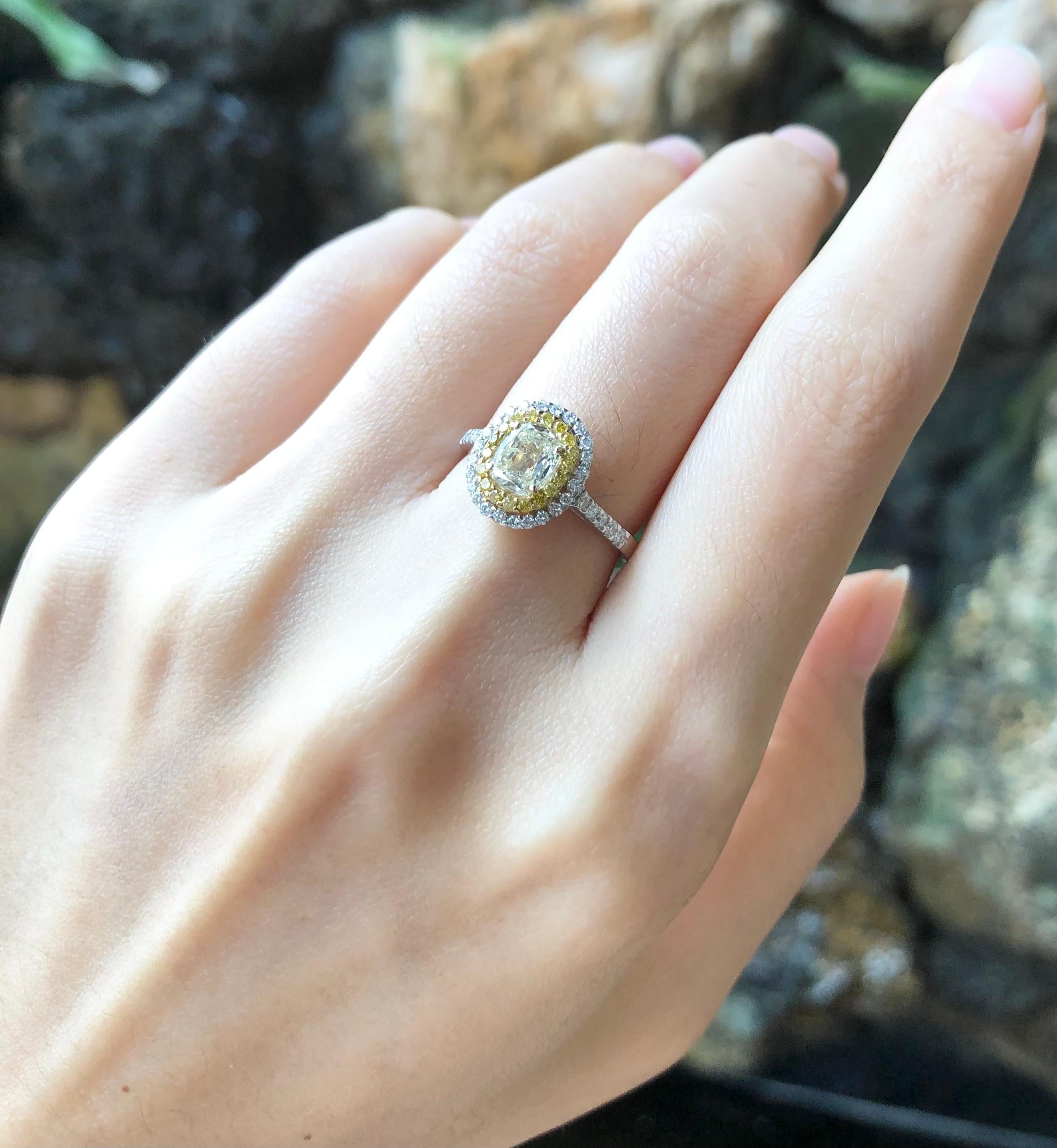 Bague en or blanc 18 carats sertie de diamants jaunes Pour femmes en vente