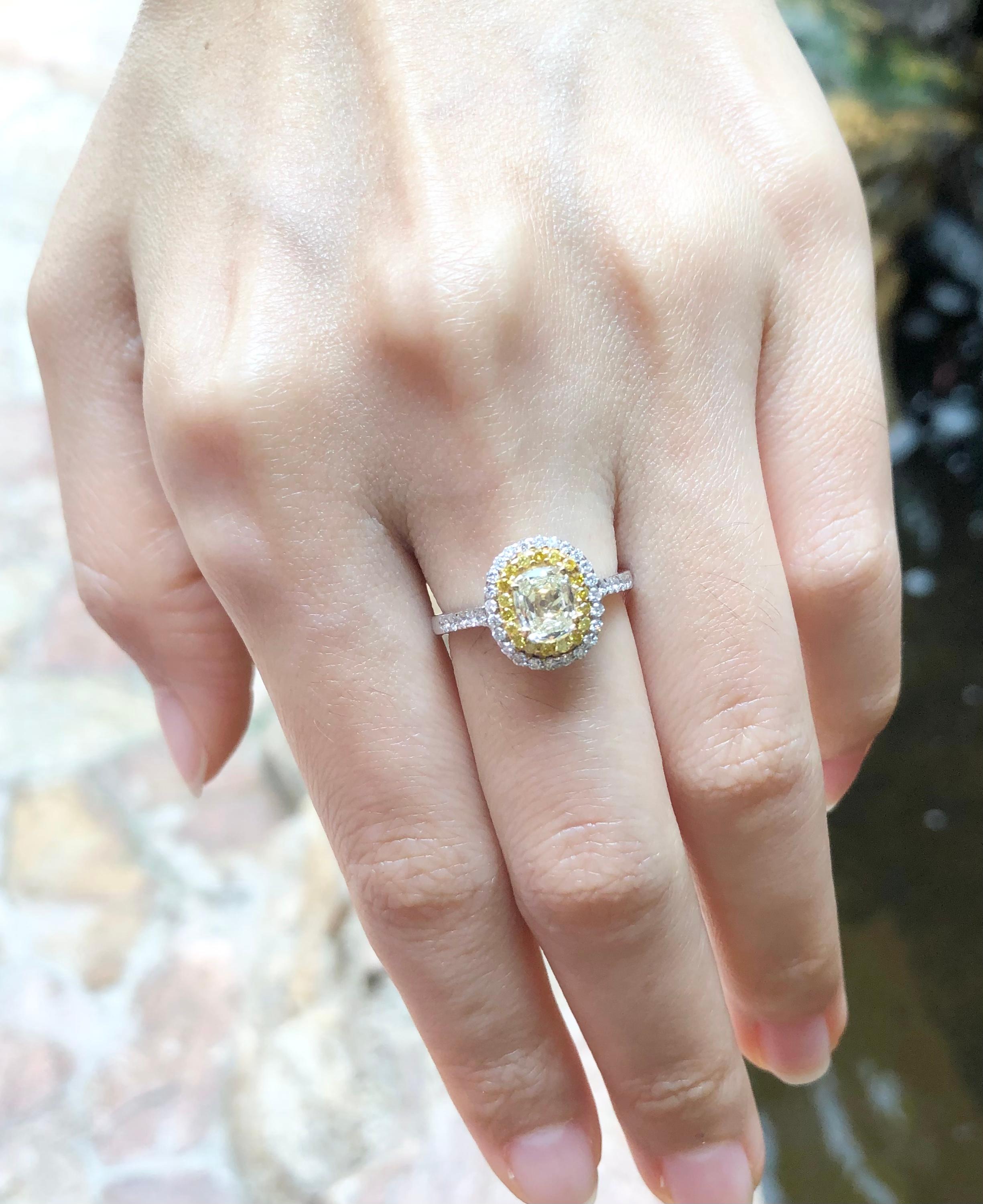 Diamond and Yellow Diamond Ring Set in 18 Karat White Gold Settings In New Condition For Sale In Bangkok, TH