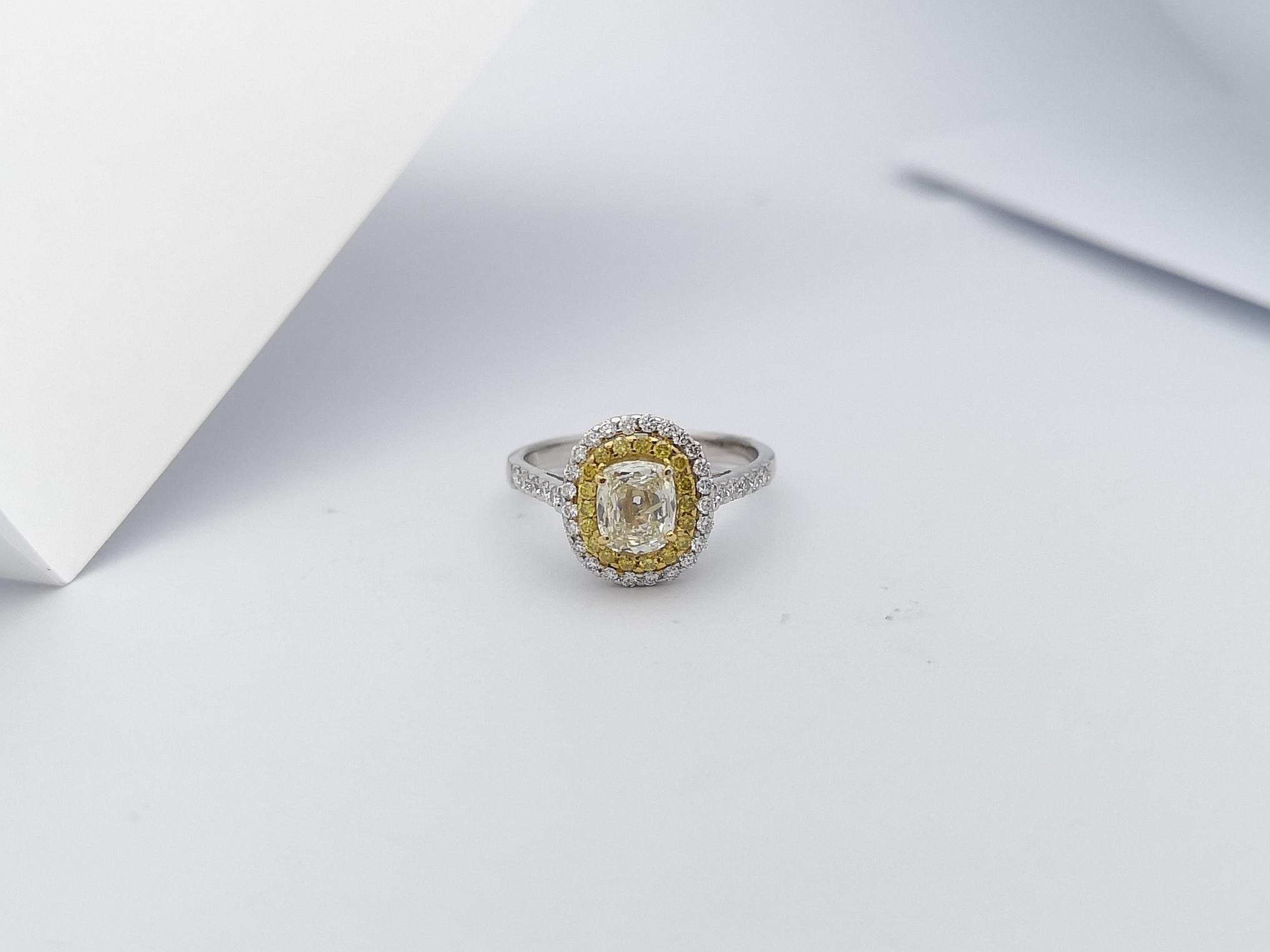 Bague sertie d'un diamant et d'un diamant jaune en or blanc 18 carats en vente 3