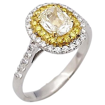 Bague sertie d'un diamant et d'un diamant jaune en or blanc 18 carats en vente