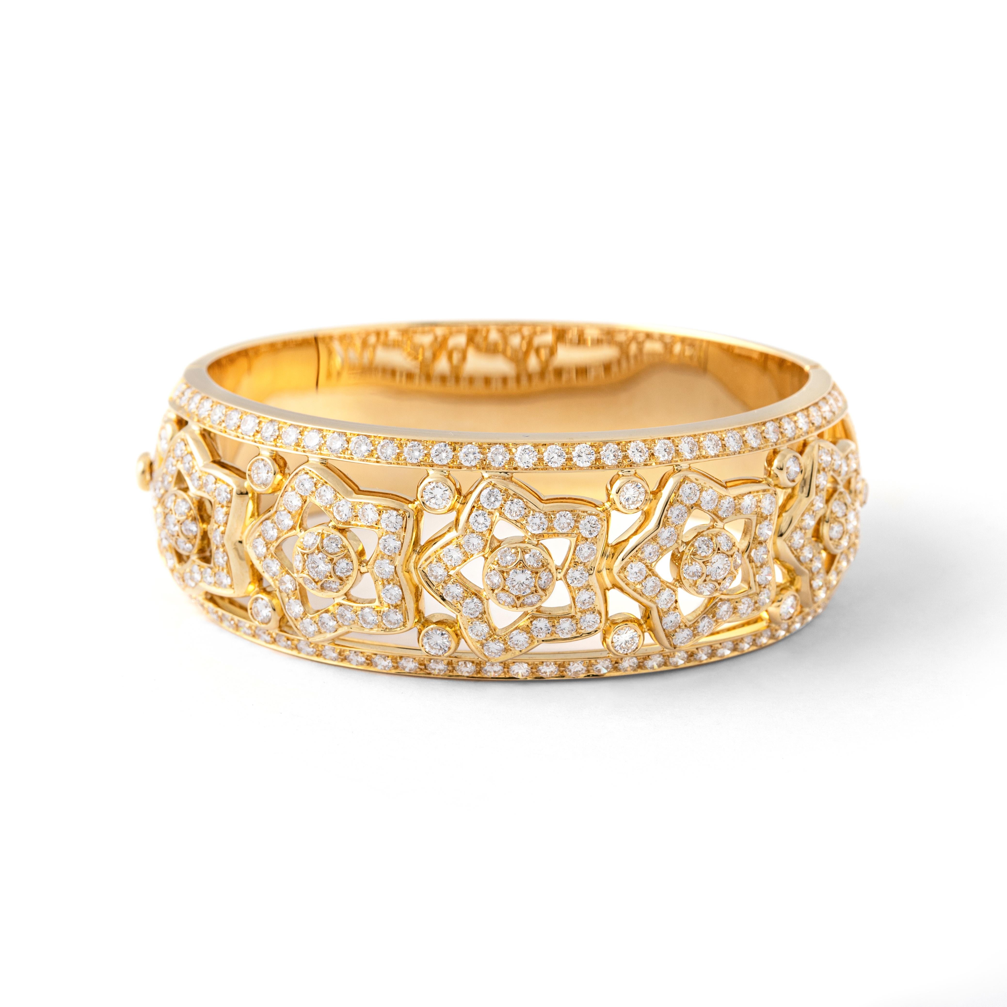 Bracelet in yellow gold representing flower set by 230 diamonds. Total 6.38 carats.

Introducing our stunning Yellow Gold Flower Bracelet, a dazzling representation of elegance and luxury. Crafted in radiant yellow gold, this exquisite piece