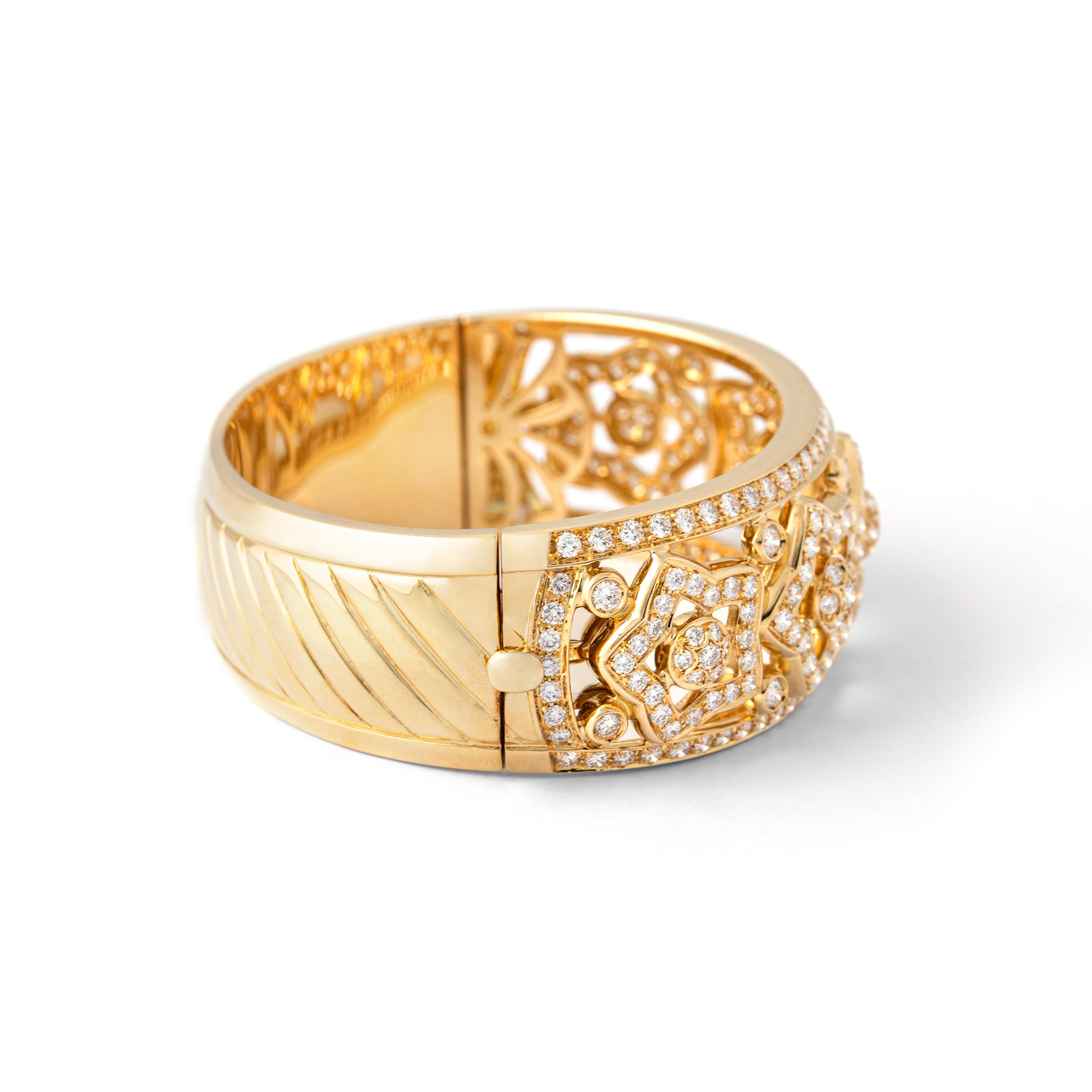 Round Cut Diamond and Yellow Gold 18K Bangle Bracelet  For Sale