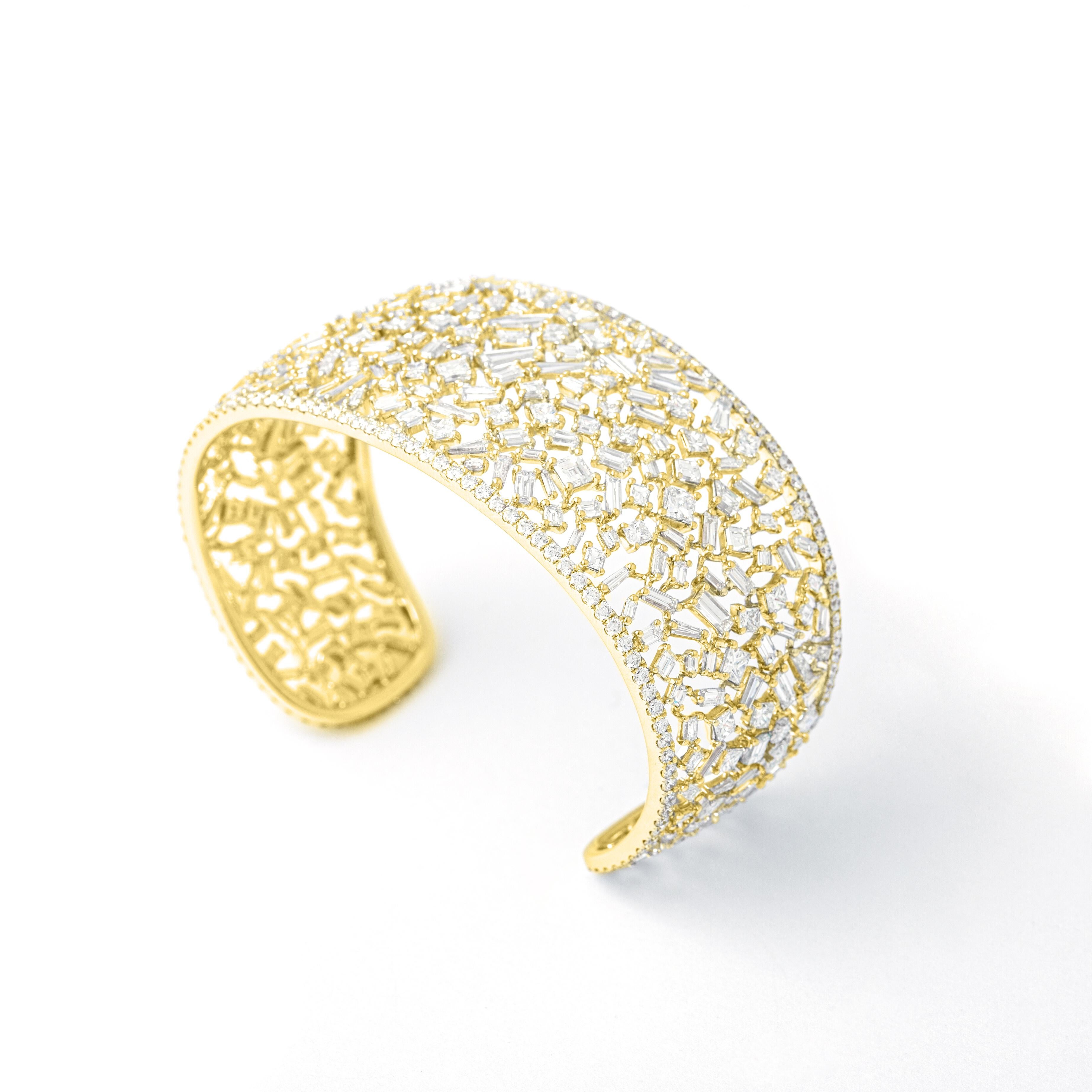 Bangle in 18kt yellow gold set with 277 diamonds baguette, princess, square and tapers 15.05 cts and 178 diamonds 2.96 cts.

Inner circumference: Approximately 15.7 centimeters (6.18 inches).

Total weight: 28.15 grams.

Width on the top: 3.00