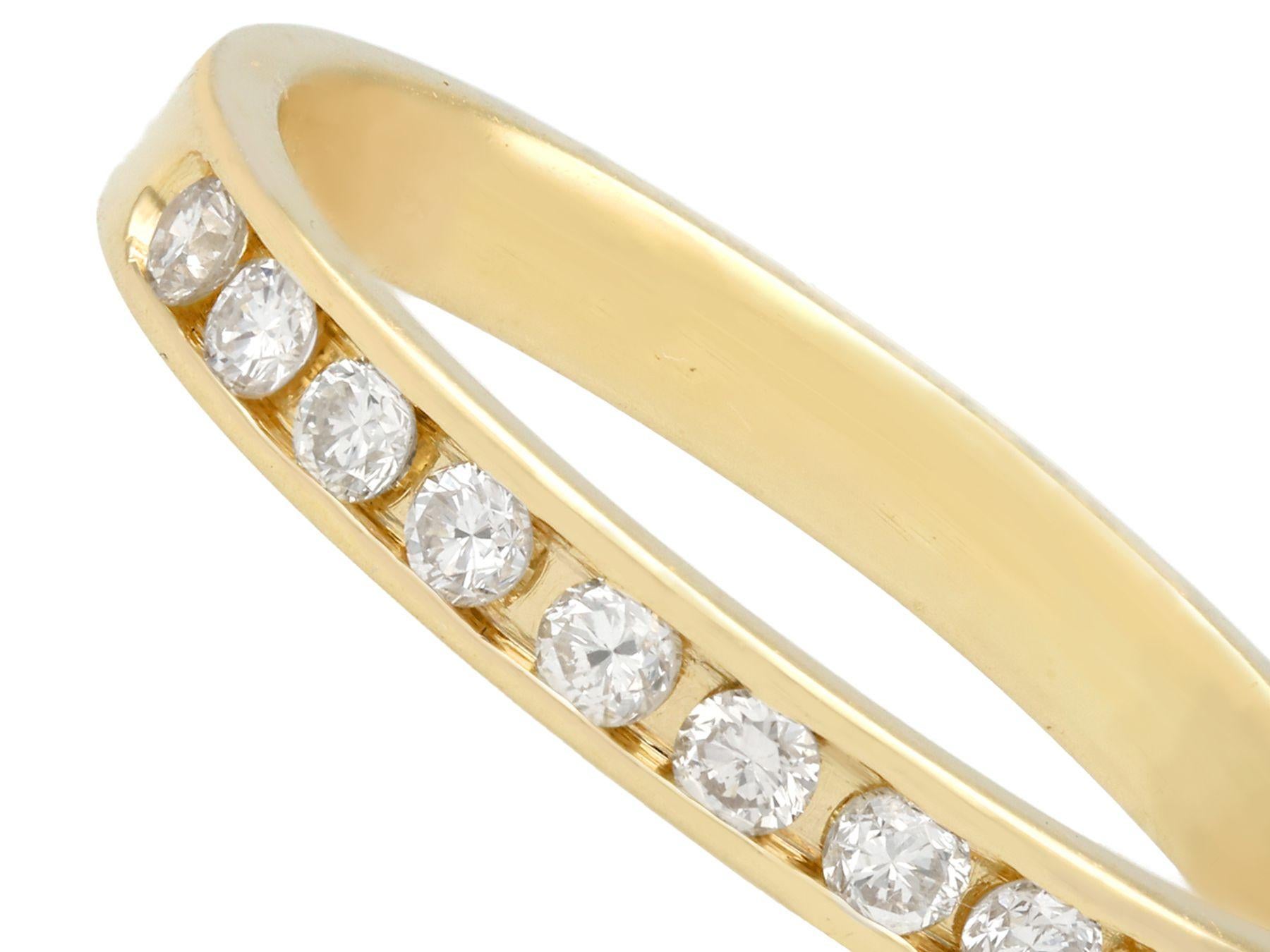Verlobungsring aus Diamant und Gelbgold mit halber Eternity (Rundschliff) im Angebot
