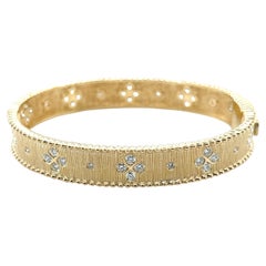 Pulsera Bisagra Diamantes y Oro Amarillo, Motivo Floral Texturizado
