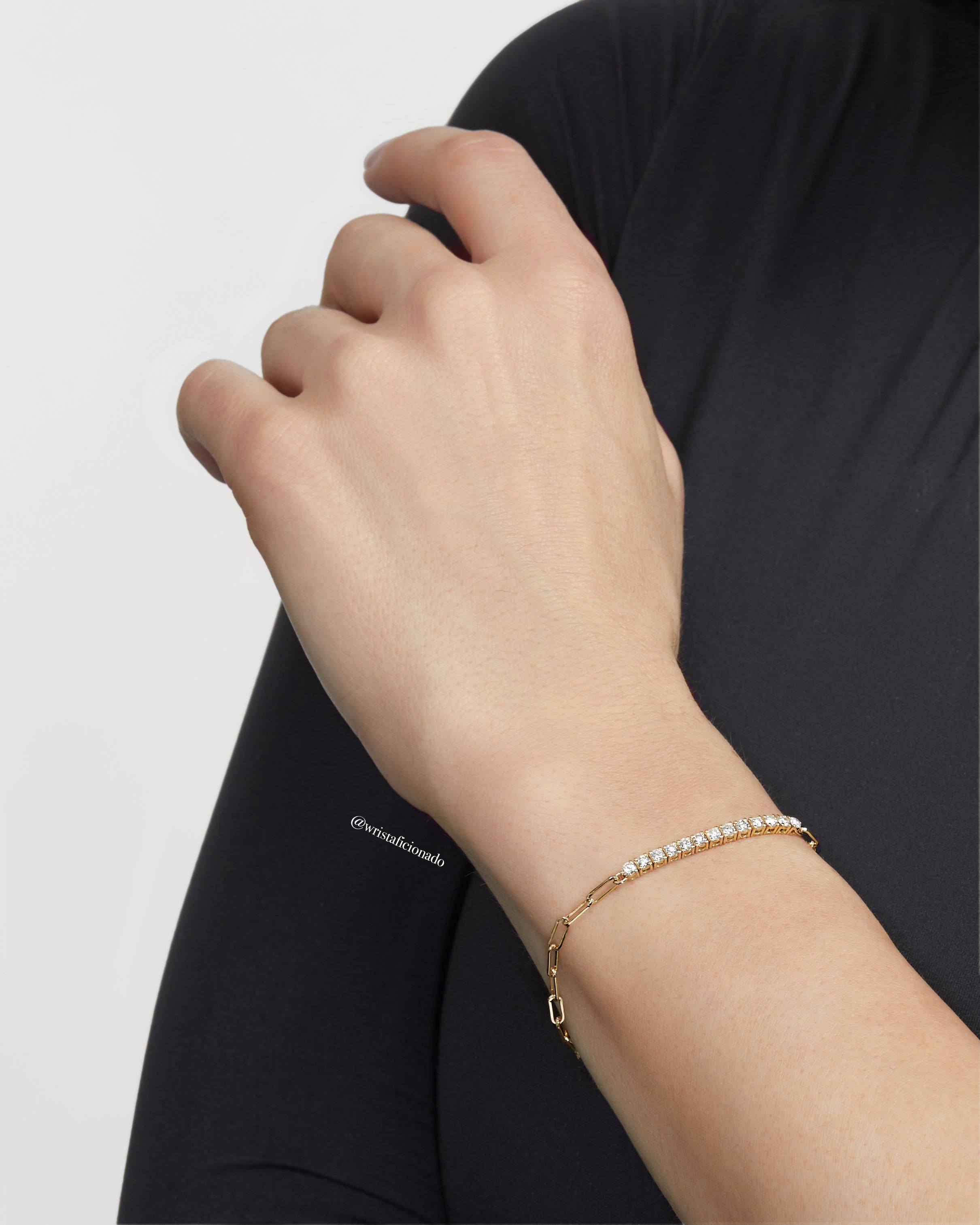 Verbessern Sie Ihr Spiel am Handgelenk mit diesem hybriden Tennisarmband. Ein Büroklammer-Glied verleiht einem typischen Diamantarmband eine besondere Note, indem es den Coolness-Faktor einer Goldkette mit der Anziehungskraft funkelnder Diamanten