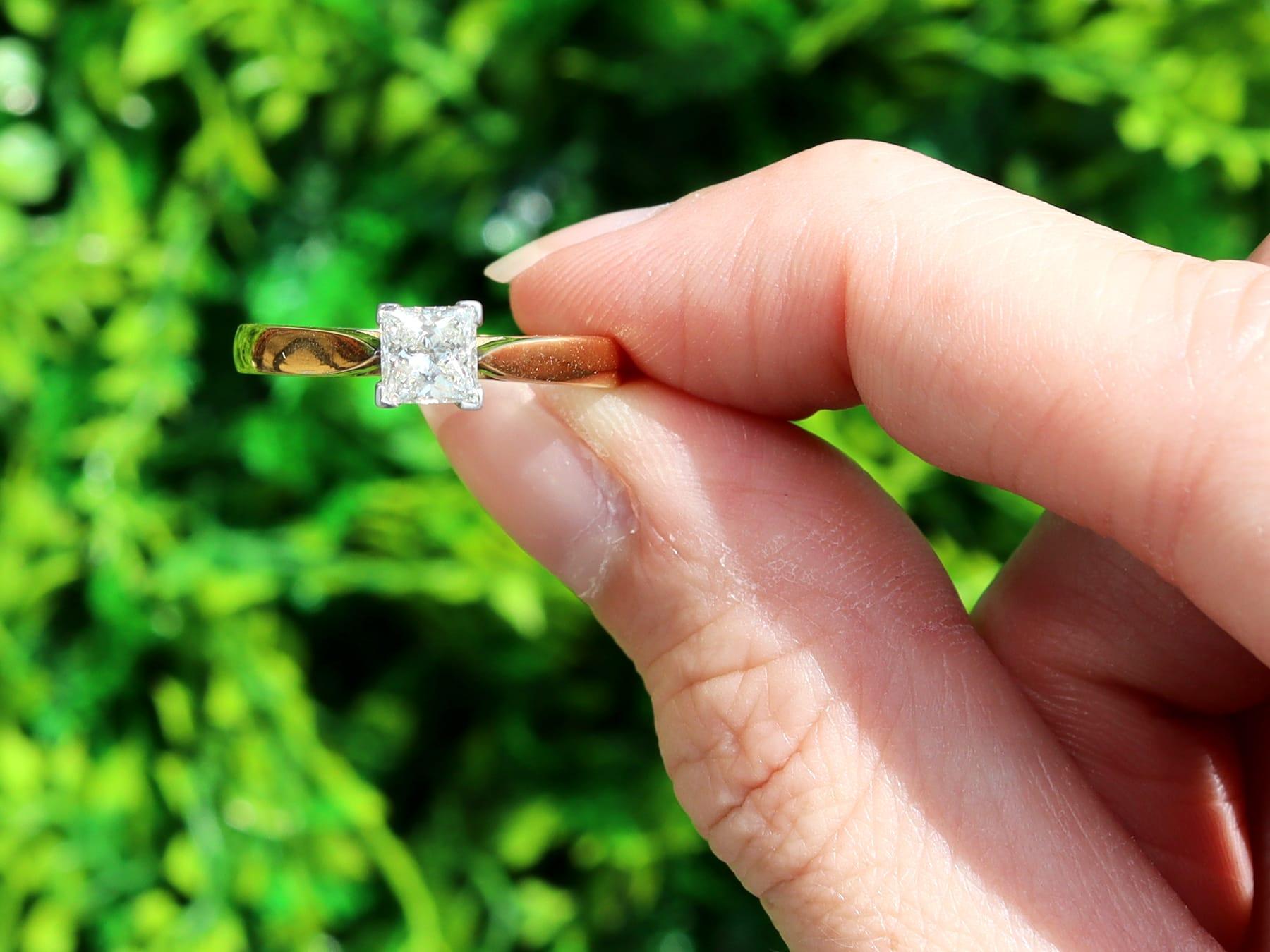 Un anillo solitario de oro amarillo de 18 quilates y oro blanco de 18 quilates con un diamante talla princesa de 0,62 quilates; forma parte de nuestra variada colección de joyas con diamantes.

Este anillo solitario de diamante contemporáneo se ha