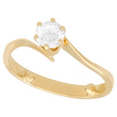Bague de fiançailles torsadée solitaire en or jaune et diamant